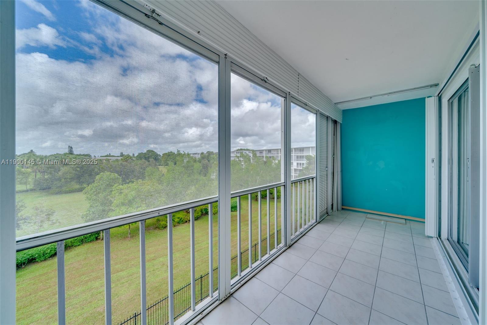 See details 401 2 / 2 992 sq. ft. $ 2025-11-10 0 Photo