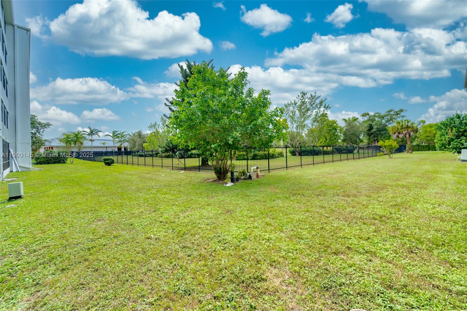 See details 401 2 / 2 992 sq. ft. $ 2025-11-10 0 Photo