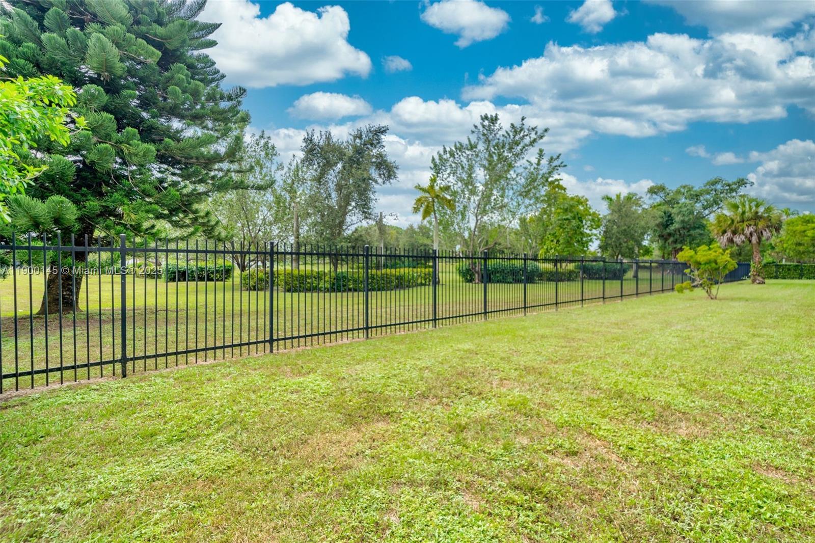 See details 401 2 / 2 992 sq. ft. $ 2025-11-10 0 Photo