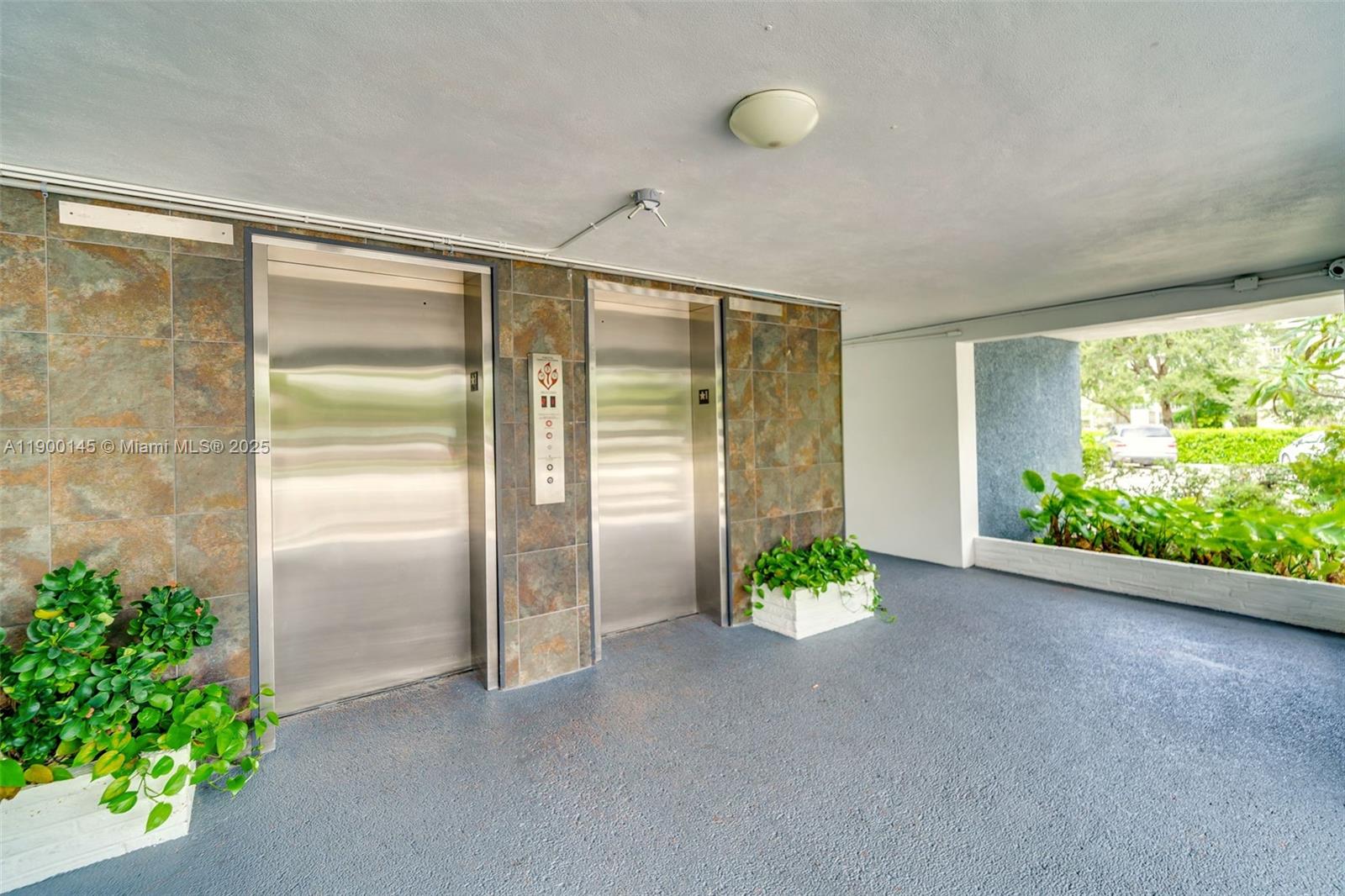 See details 401 2 / 2 992 sq. ft. $ 2025-11-10 0 Photo