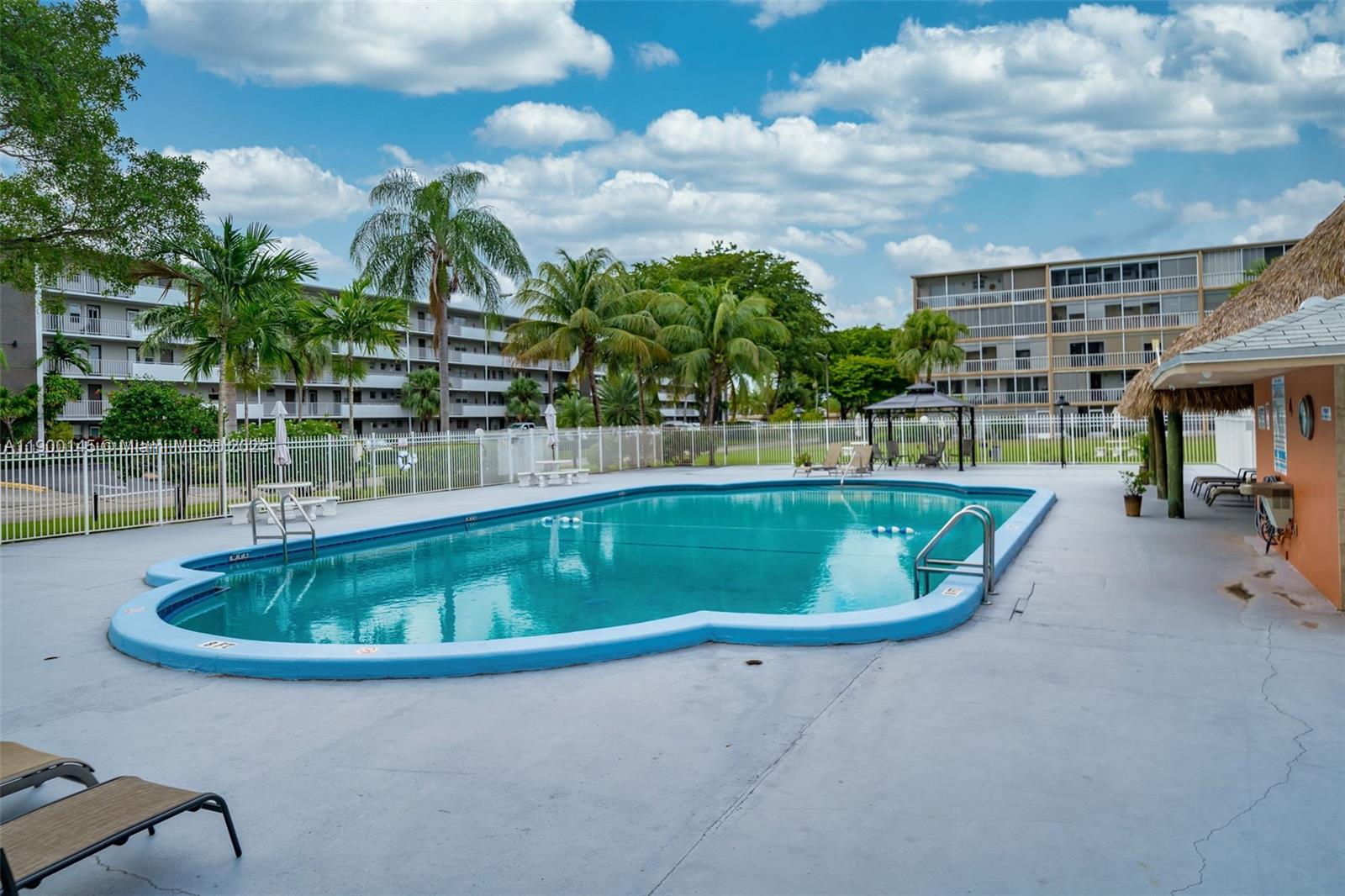 See details 401 2 / 2 992 sq. ft. $ 2025-11-10 0 Photo