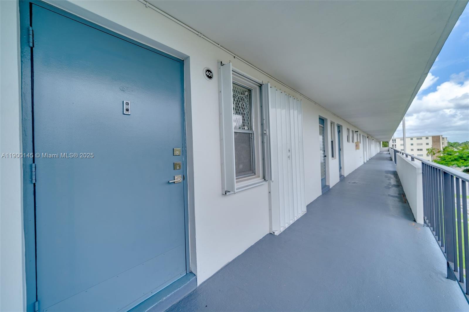 See details 401 2 / 2 992 sq. ft. $ 2025-11-10 0 Photo