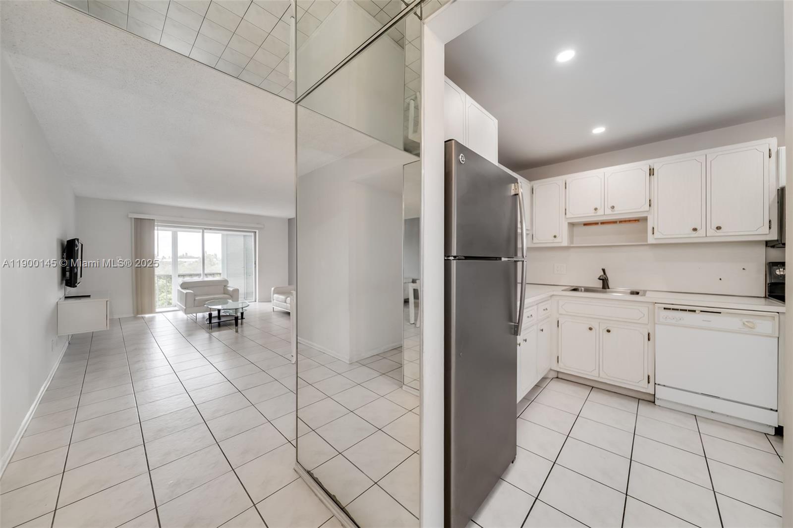 See details 401 2 / 2 992 sq. ft. $ 2025-11-10 0 Photo