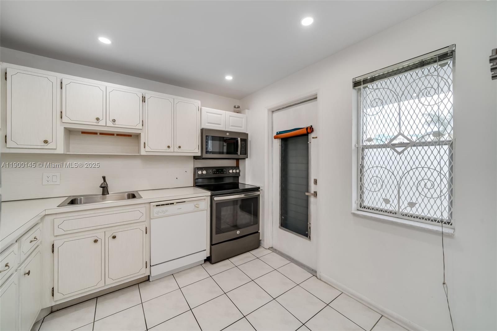 See details 401 2 / 2 992 sq. ft. $ 2025-11-10 0 Photo