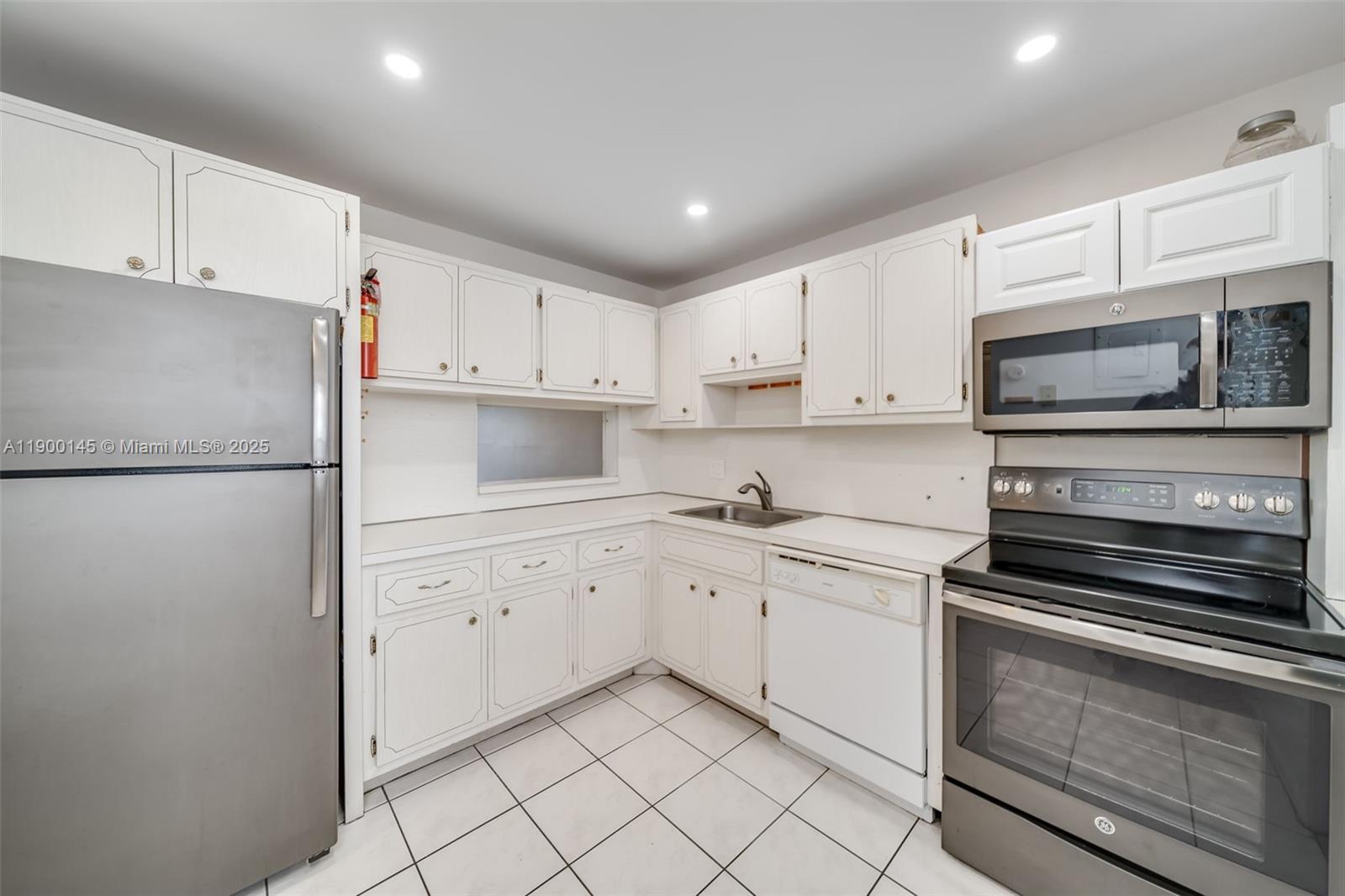 See details 401 2 / 2 992 sq. ft. $ 2025-11-10 0 Photo