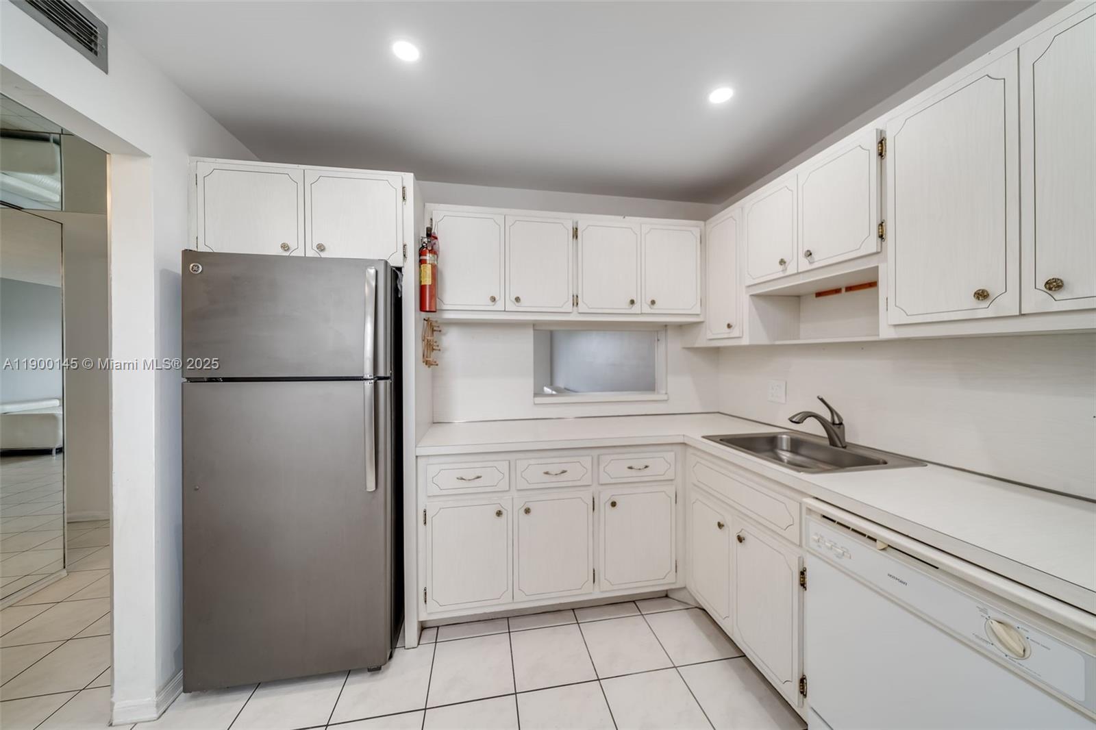 See details 401 2 / 2 992 sq. ft. $ 2025-11-10 0 Photo