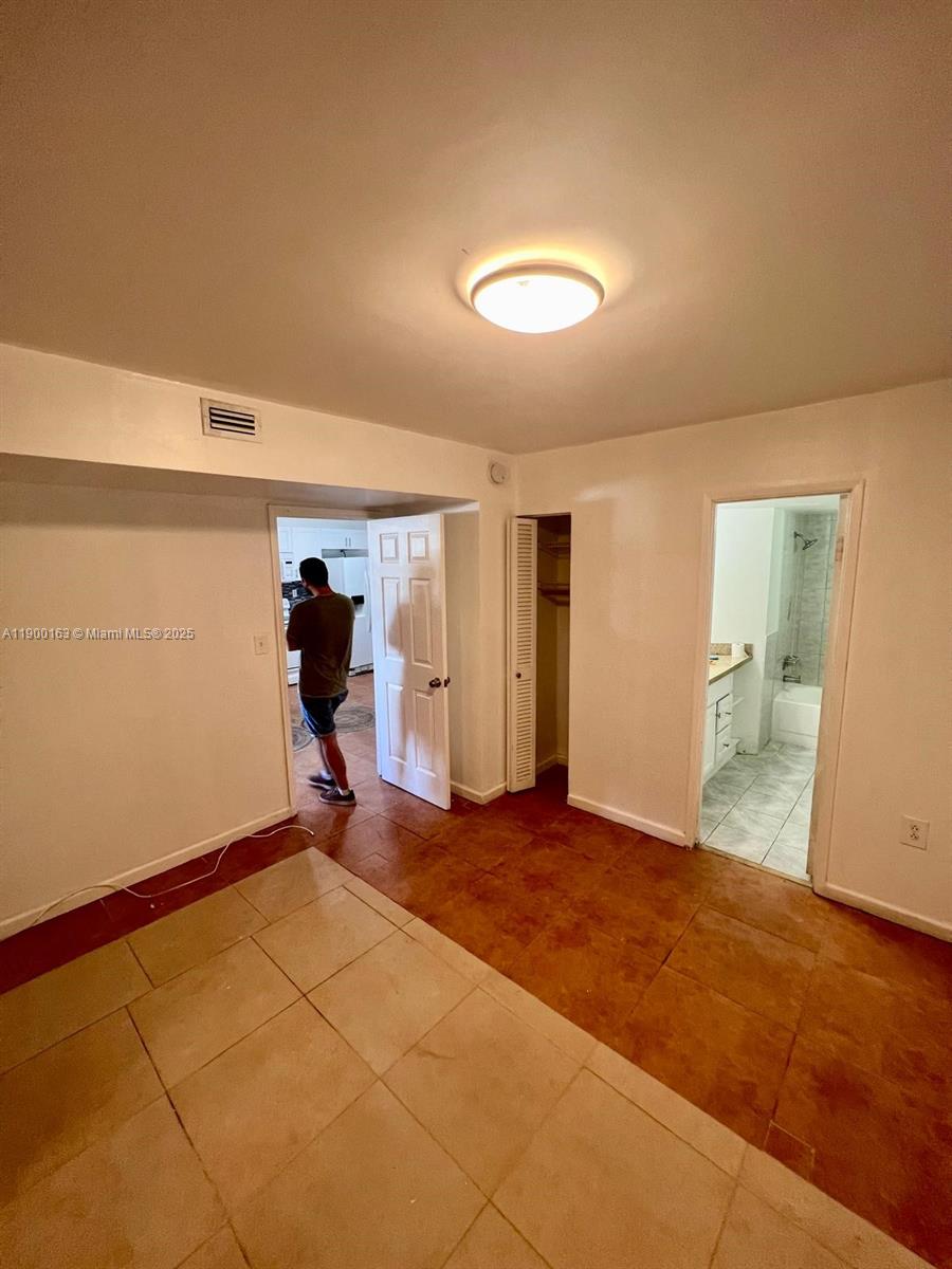 111 2 / 2 1040 sq. ft. $ 2025-10-21 0 Photo