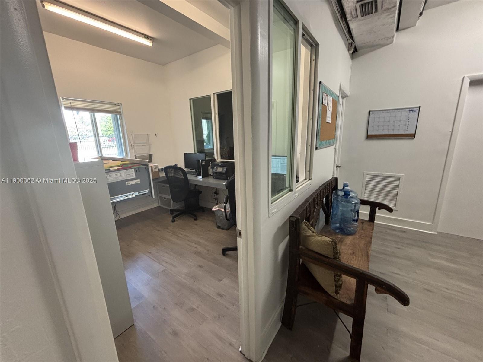 See details   /   sq. ft. $ 2025-10-21 0 Photo