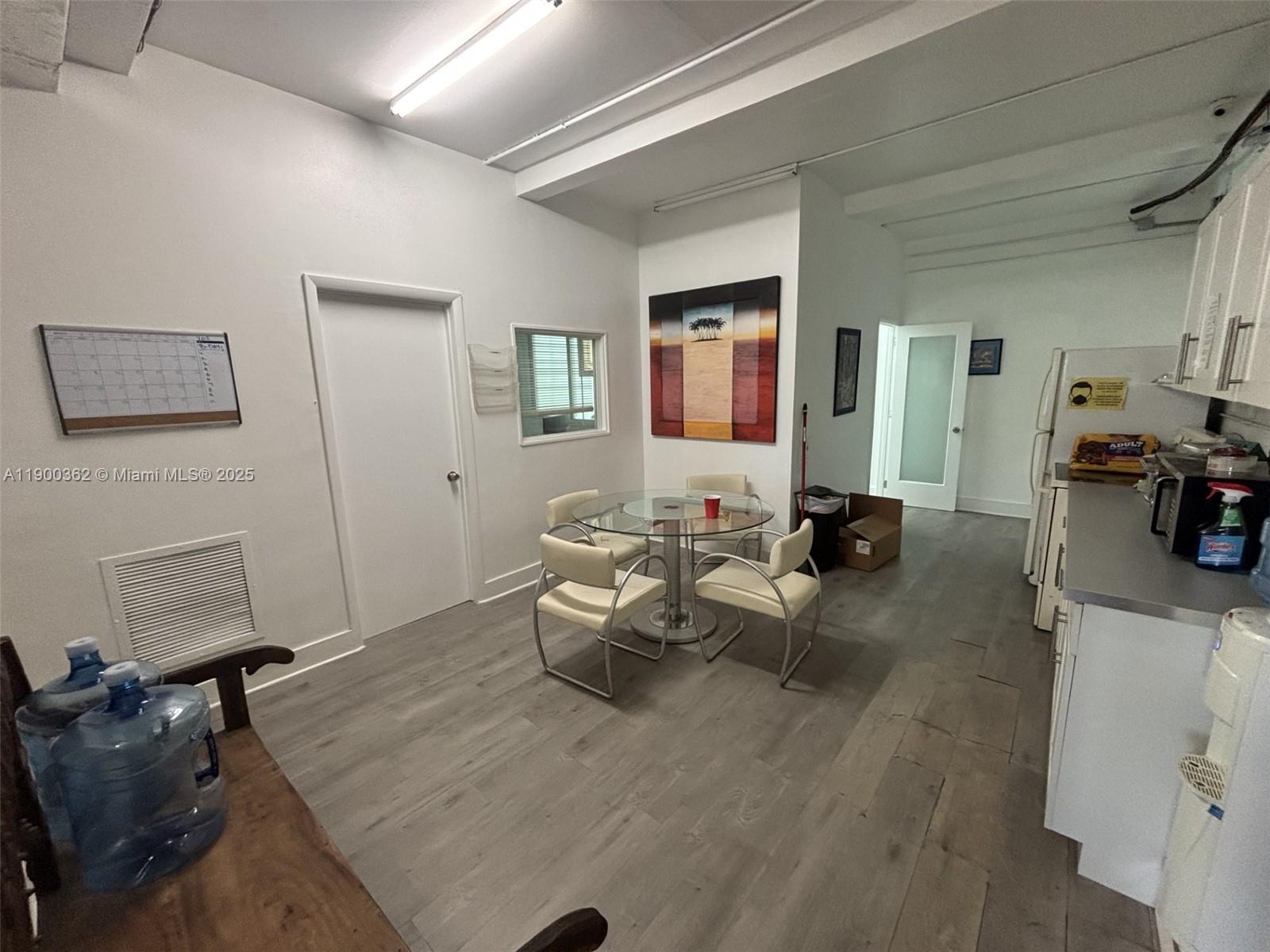 See details   /   sq. ft. $ 2025-10-21 0 Photo