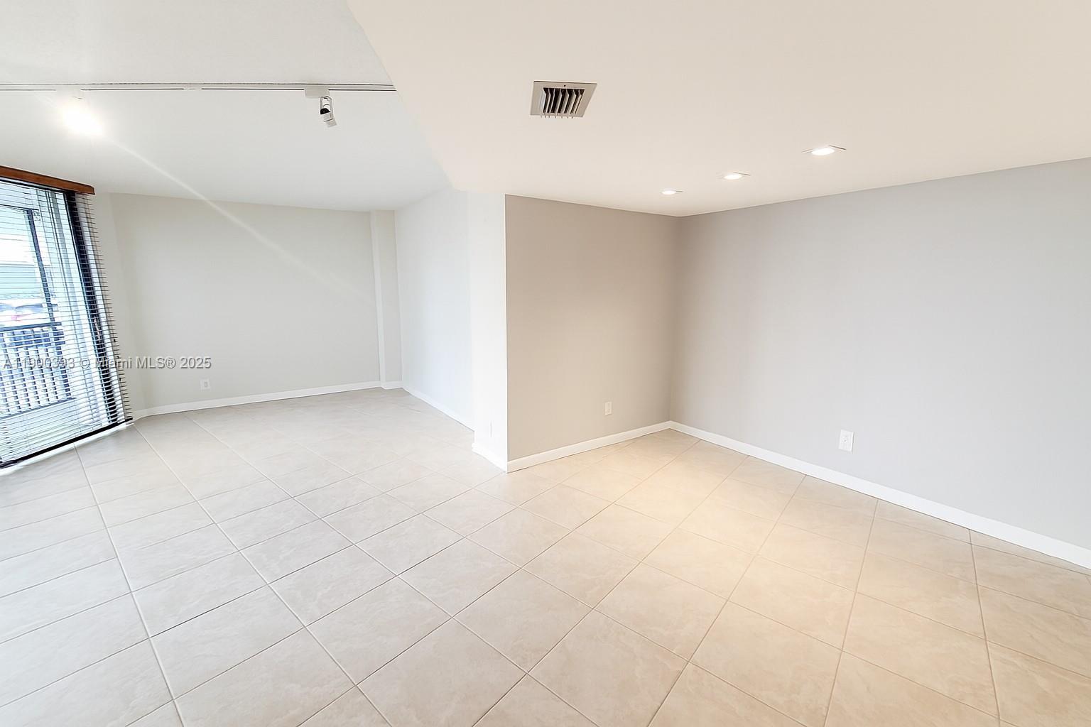 Photo of 3475 Country Club Dr  #115, Aventura, Florida, 33180 - 