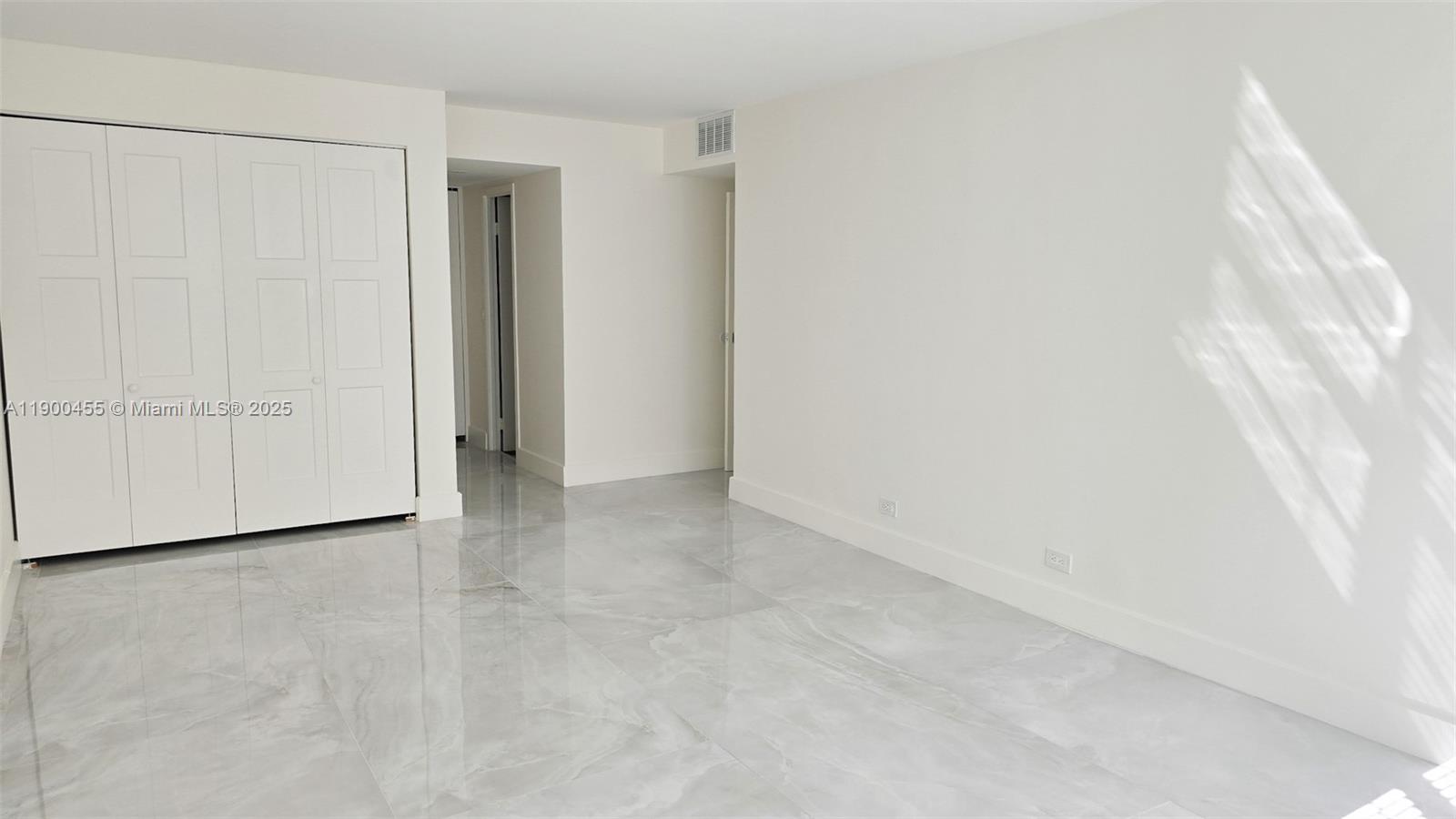 Подробнее 203 2 / 2 1287 кв.футов $ 2025-10-21 0 Фото