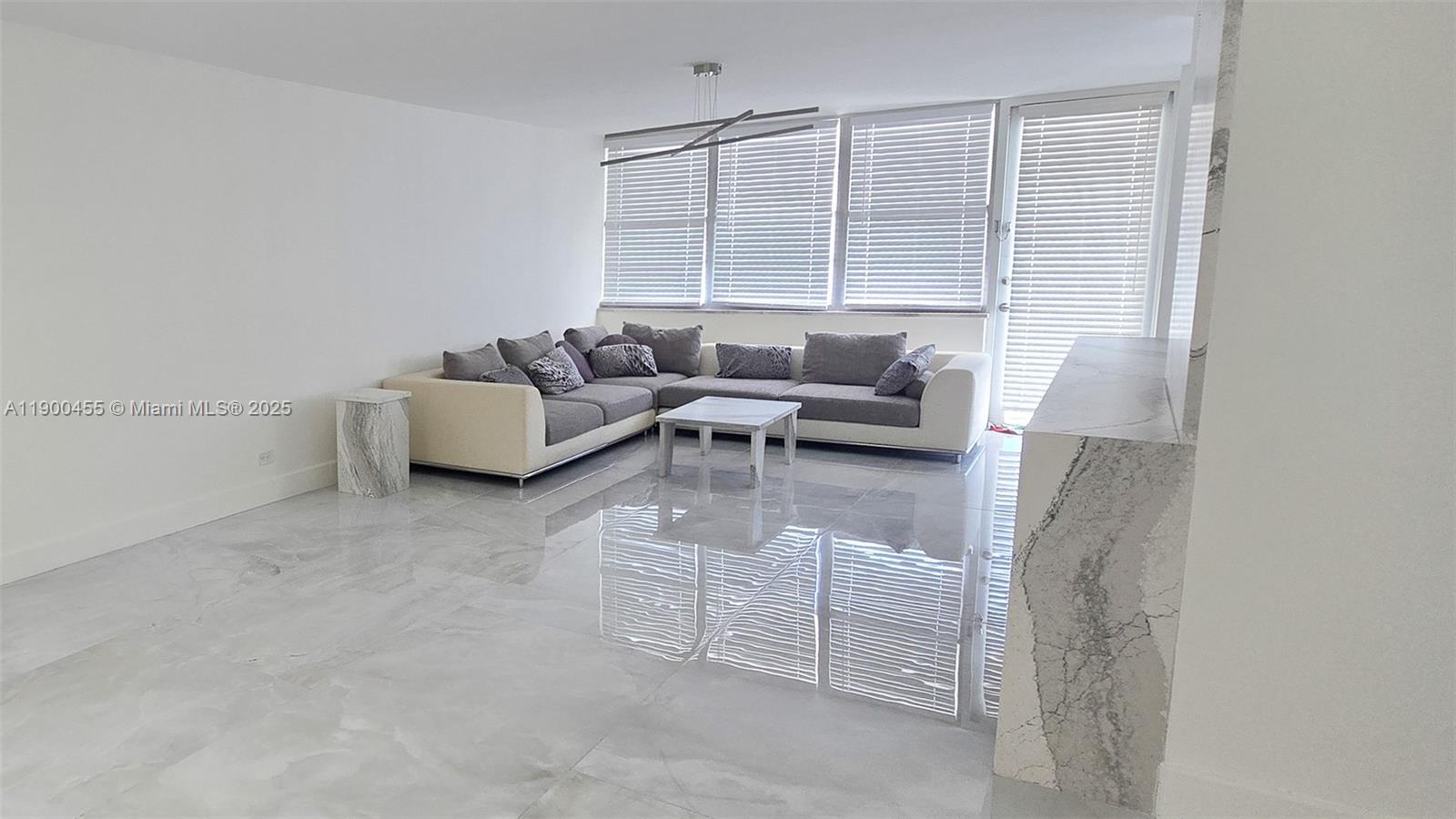 Подробнее 203 2 / 2 1287 кв.футов $ 2025-10-21 0 Фото