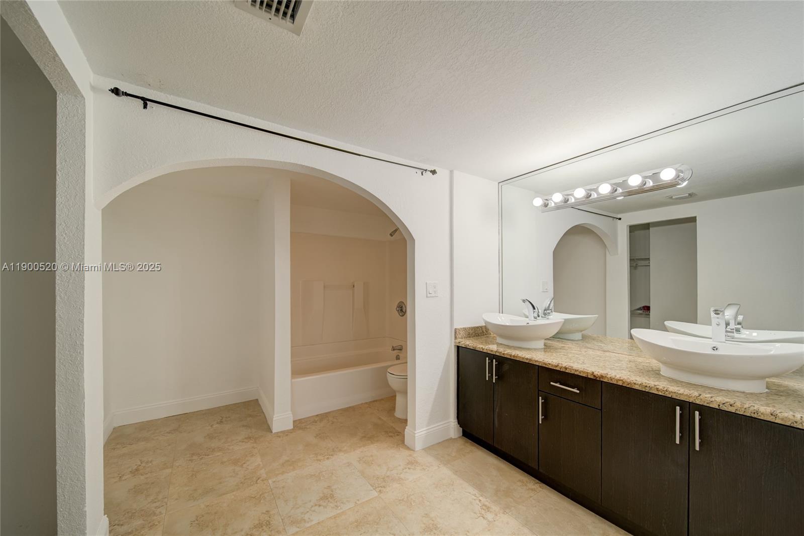 214 2 / 2 1331 sq. ft. $ 2025-10-22 0 Photo