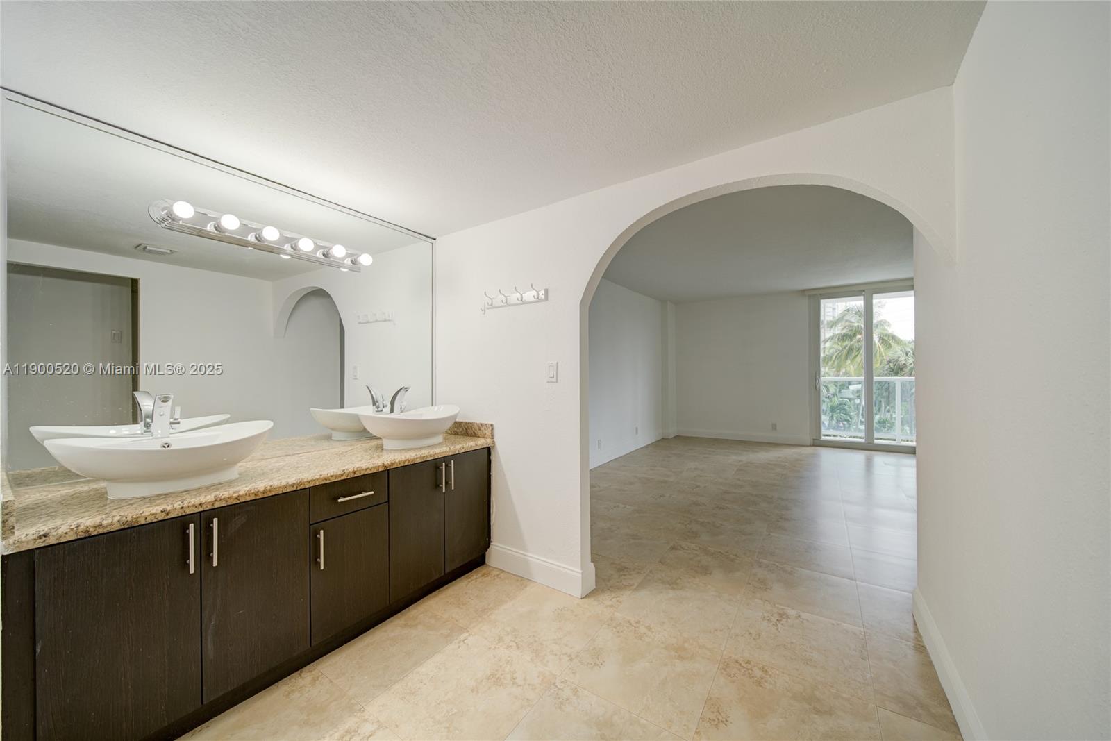 214 2 / 2 1331 sq. ft. $ 2025-10-22 0 Photo