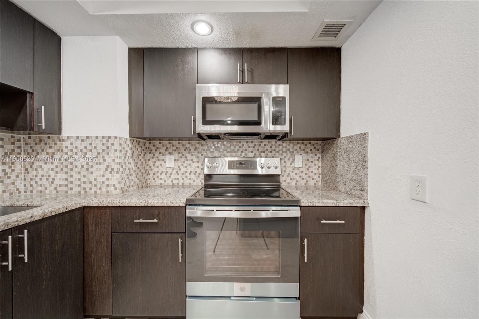 214 2 / 2 1331 sq. ft. $ 2025-10-22 0 Photo