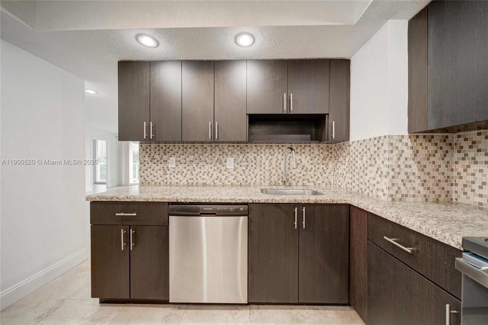 214 2 / 2 1331 sq. ft. $ 2025-10-22 0 Photo