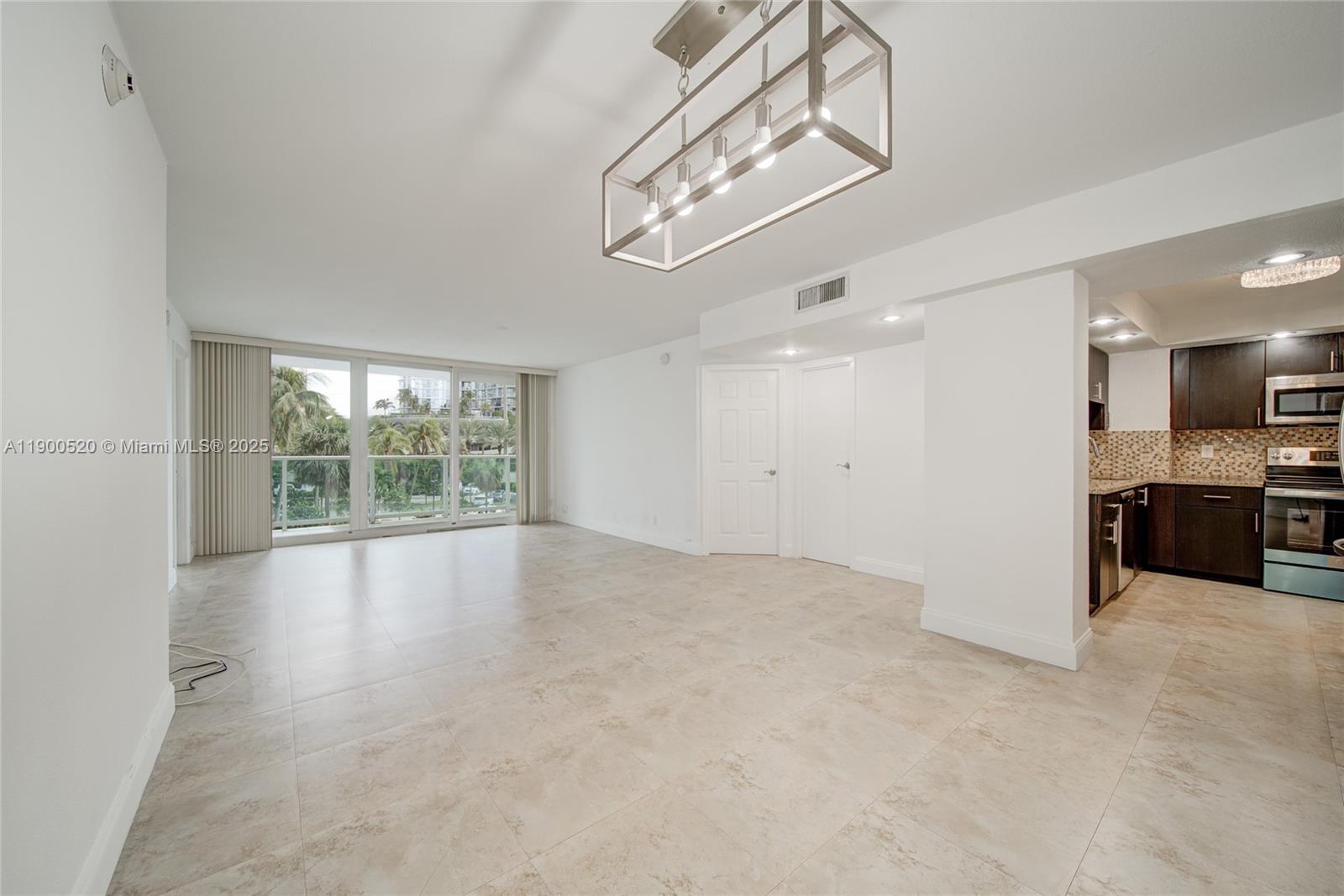 214 2 / 2 1331 sq. ft. $ 2025-10-22 0 Photo