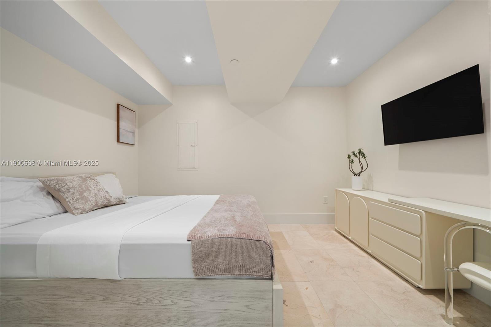 See details 5103 3 / 4 2566 sq. ft. $ 2025-10-22 0 Photo