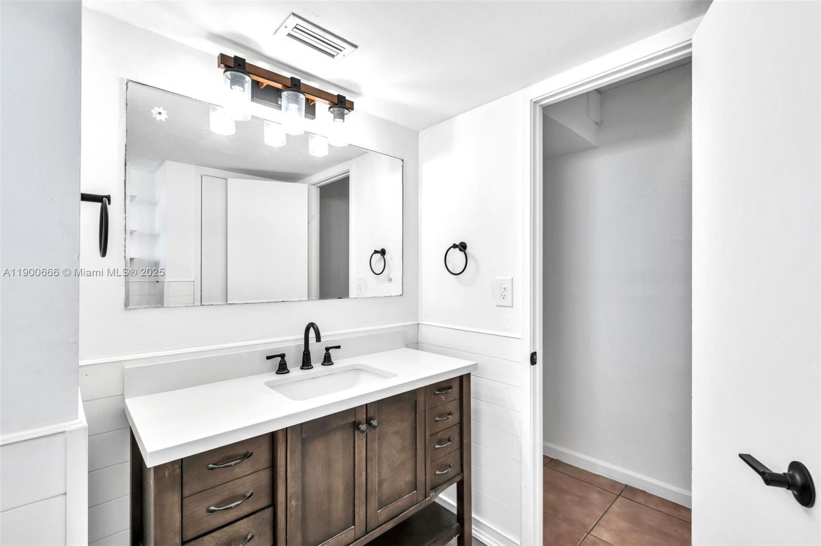 508-1 1 / 2 1036 sq. ft. $ 2025-10-22 0 Photo