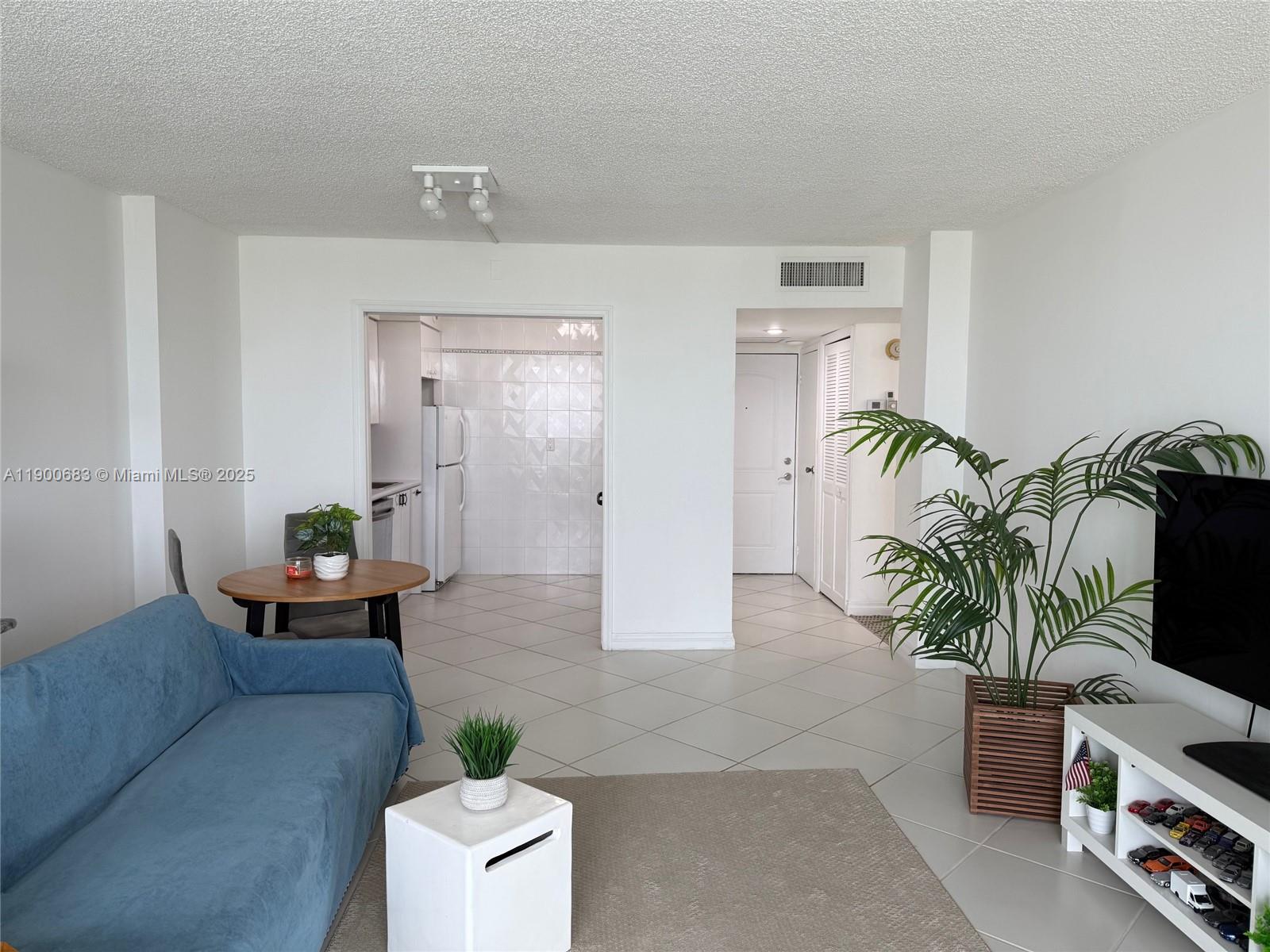 1902 1 / 2 991 sq. ft. $ 2025-10-22 0 Photo