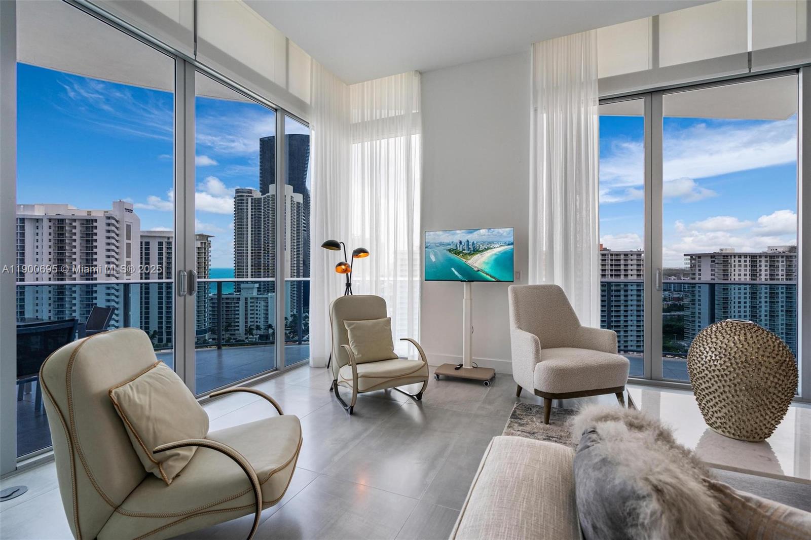 PH1 3 / 4 2767 sq. ft. $ 2025-10-22 0 foto