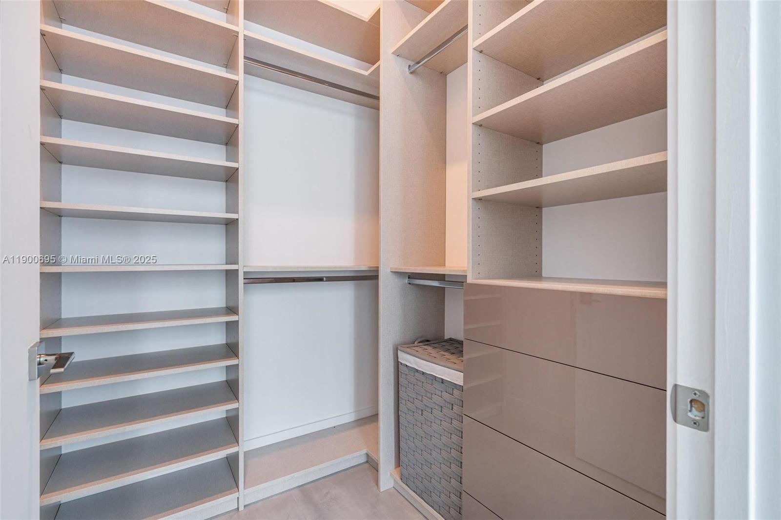 PH1 3 / 4 2767 sq. ft. $ 2025-10-22 0 foto