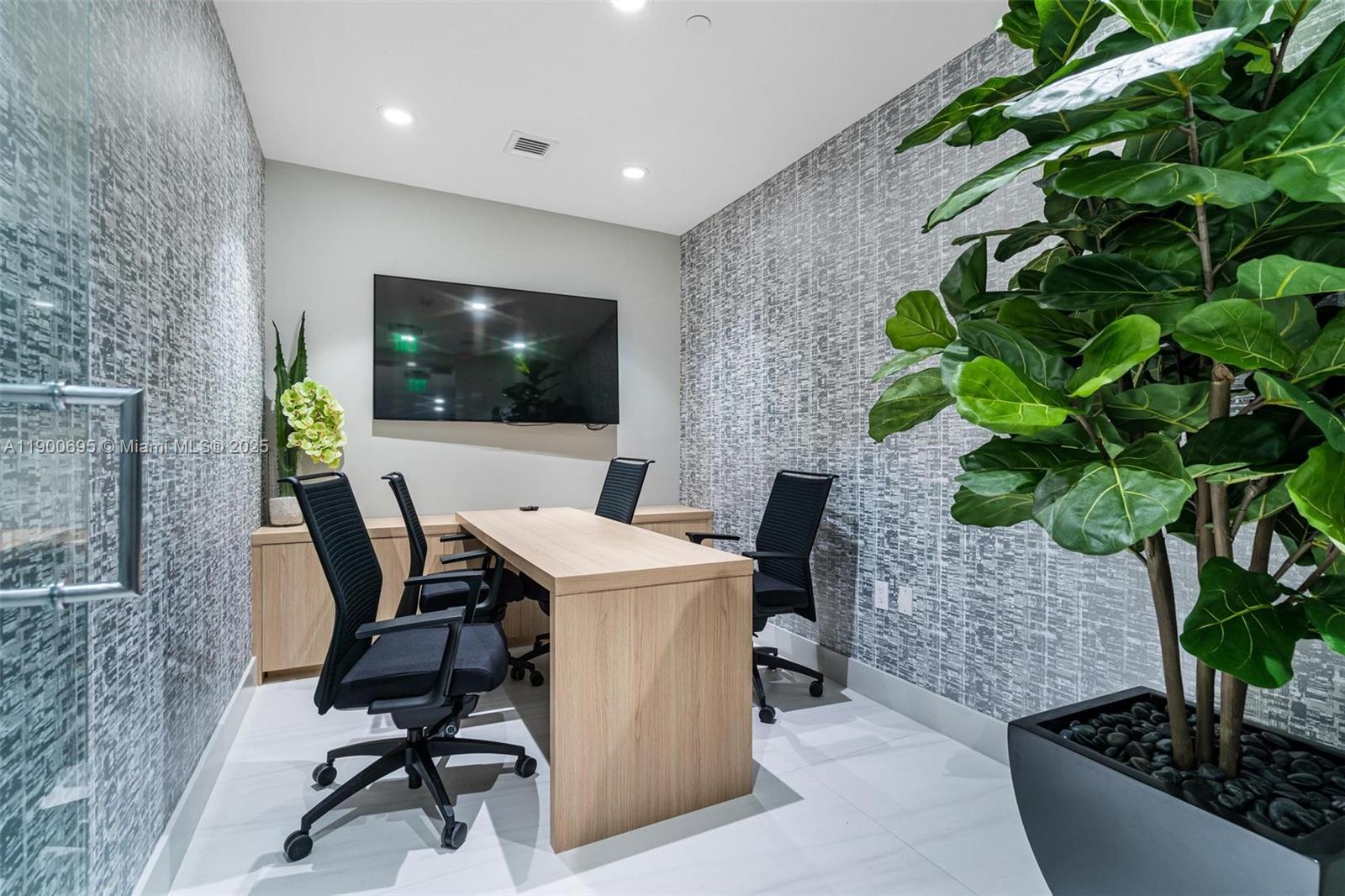 PH1 3 / 4 2767 sq. ft. $ 2025-10-22 0 foto