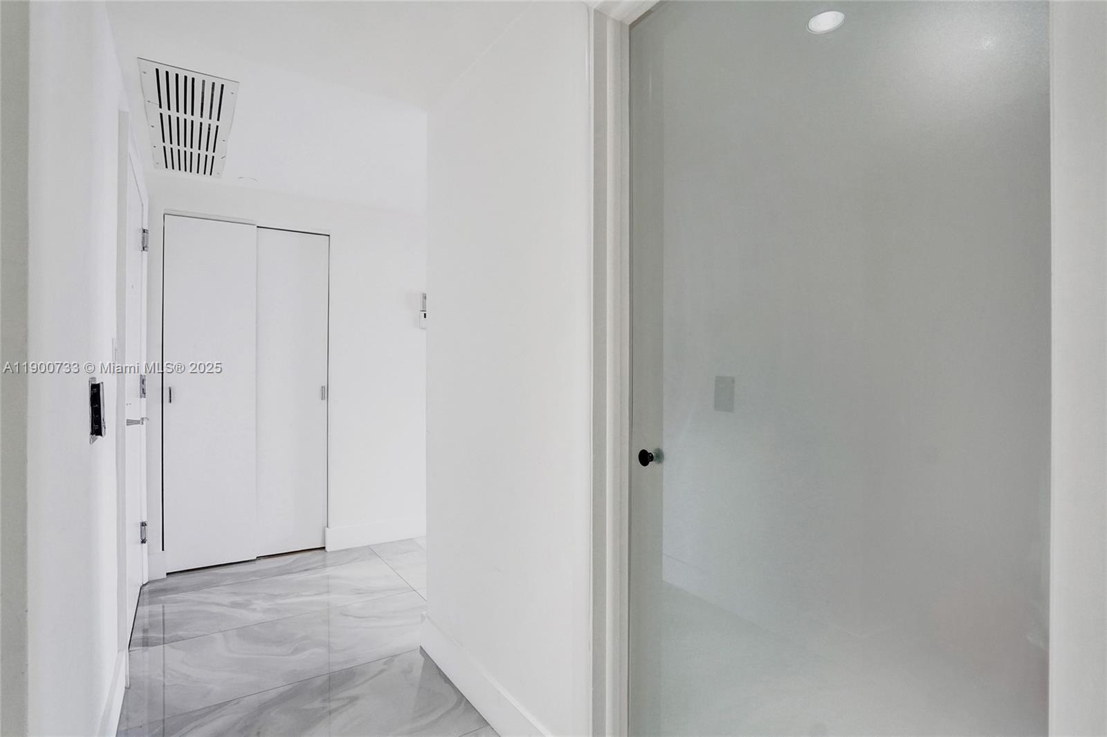 See details 1106 2 / 3 2154 sq. ft. $ 2025-10-22 0 Photo