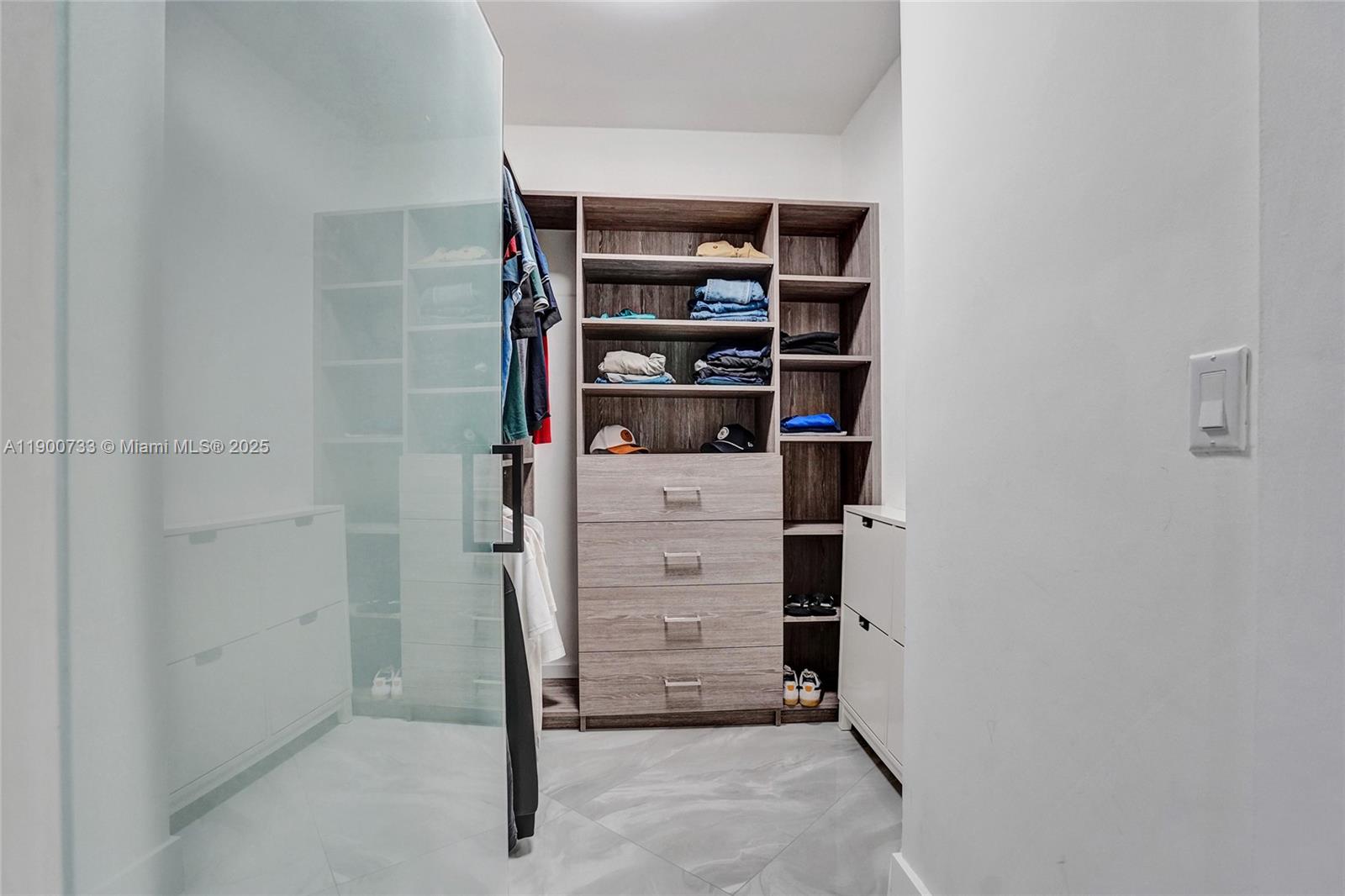 See details 1106 2 / 3 2154 sq. ft. $ 2025-10-22 0 Photo