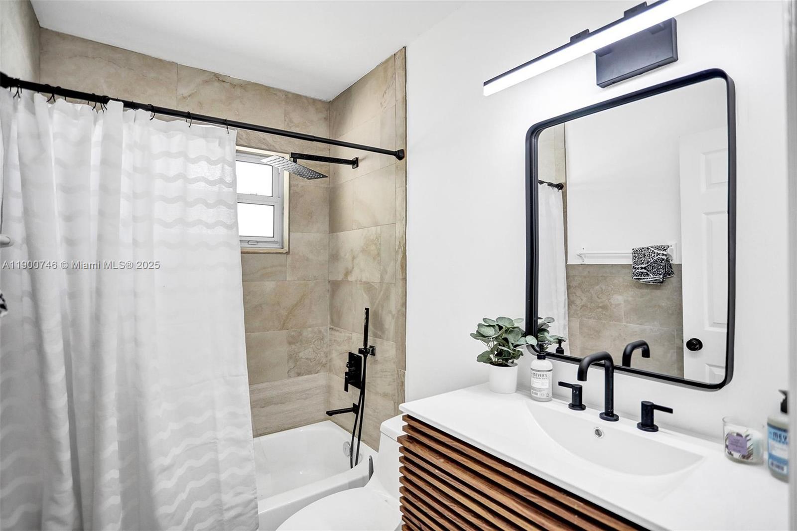 Ver detalles   /  2401 sq. ft. $ 2025-10-22 0 foto