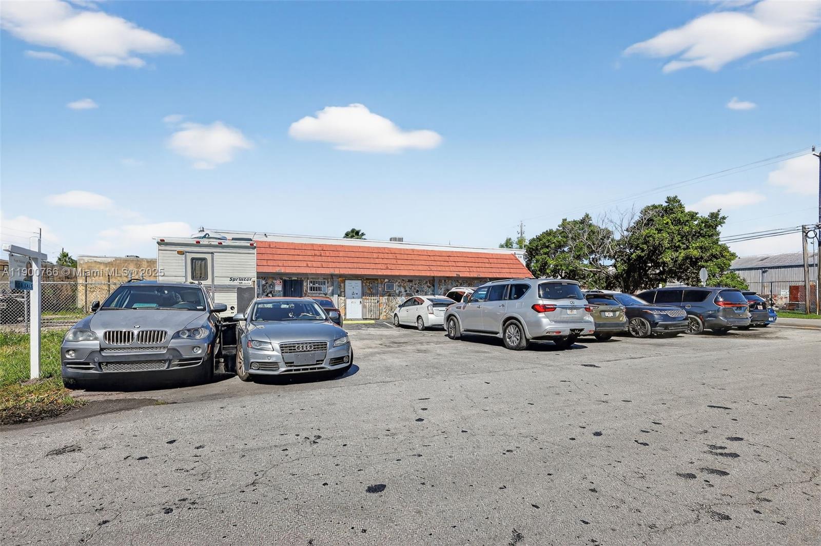 See details 115, 501, 503 / sq. ft. $ 2025-10-22 0 Photo