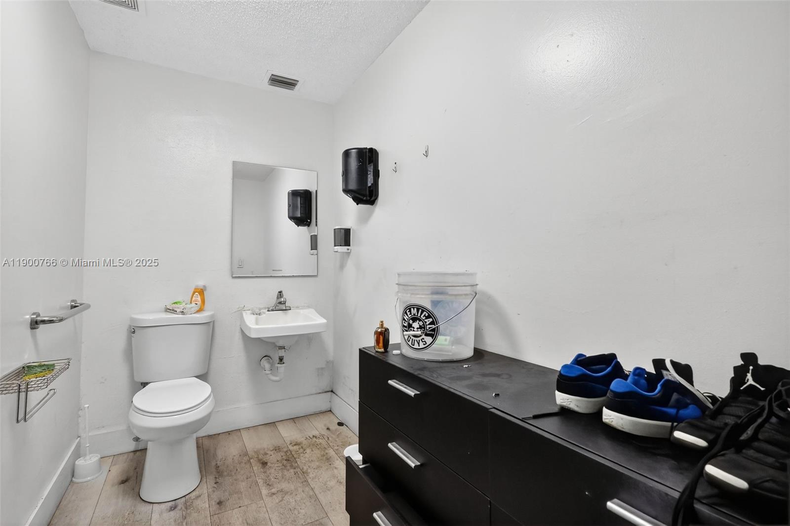 See details 115, 501, 503 / sq. ft. $ 2025-10-22 0 Photo