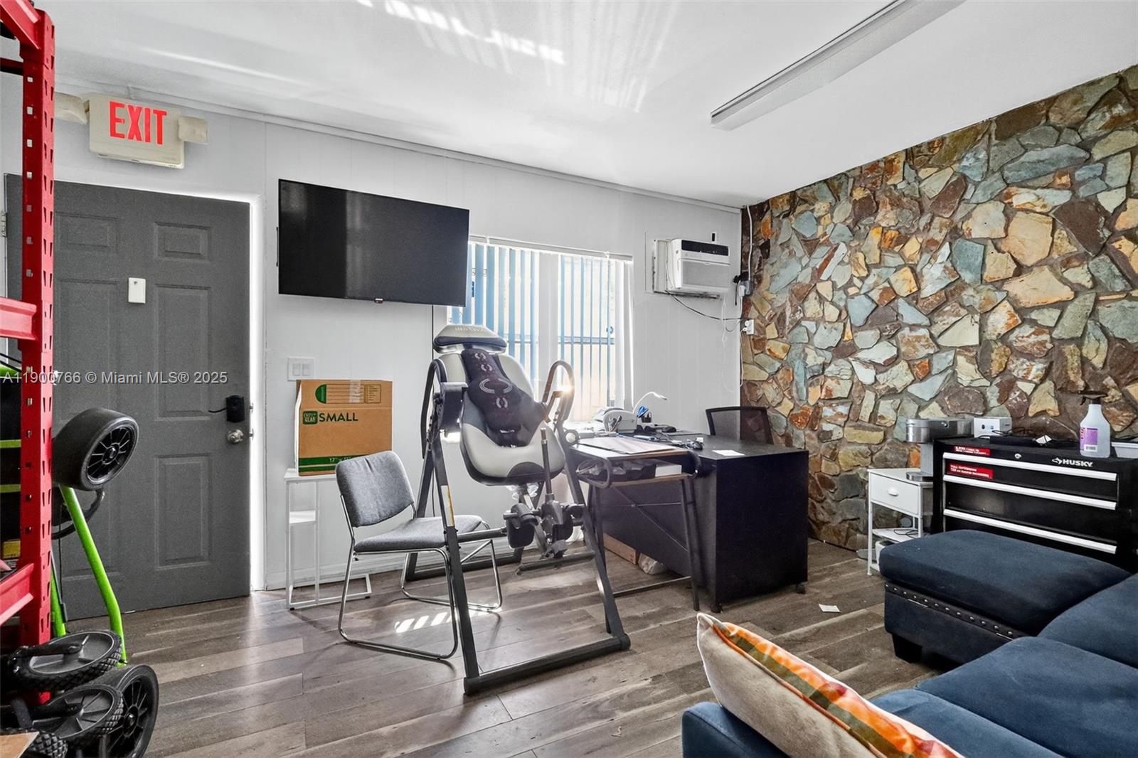 See details 115, 501, 503 / sq. ft. $ 2025-10-22 0 Photo