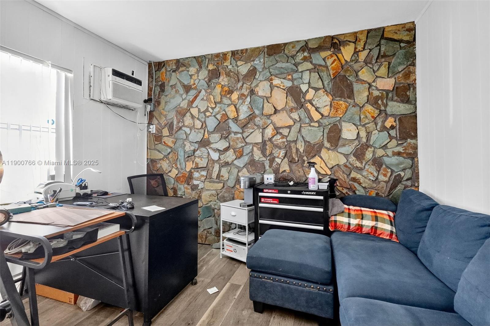 See details 115, 501, 503 / sq. ft. $ 2025-10-22 0 Photo