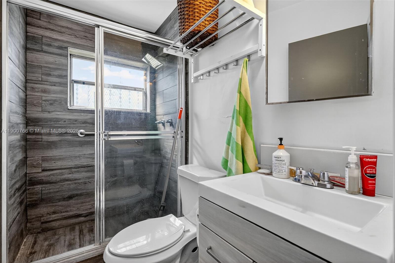 See details 115, 501, 503 / sq. ft. $ 2025-10-22 0 Photo