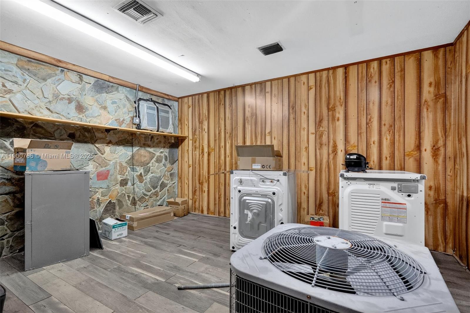 See details 115, 501, 503 / sq. ft. $ 2025-10-22 0 Photo