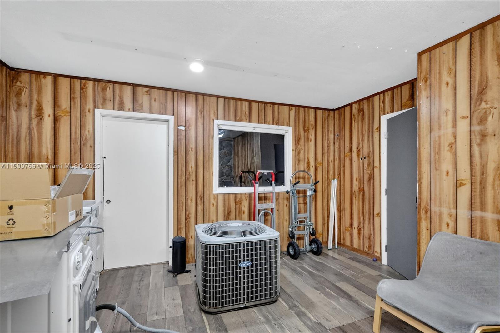 See details 115, 501, 503 / sq. ft. $ 2025-10-22 0 Photo