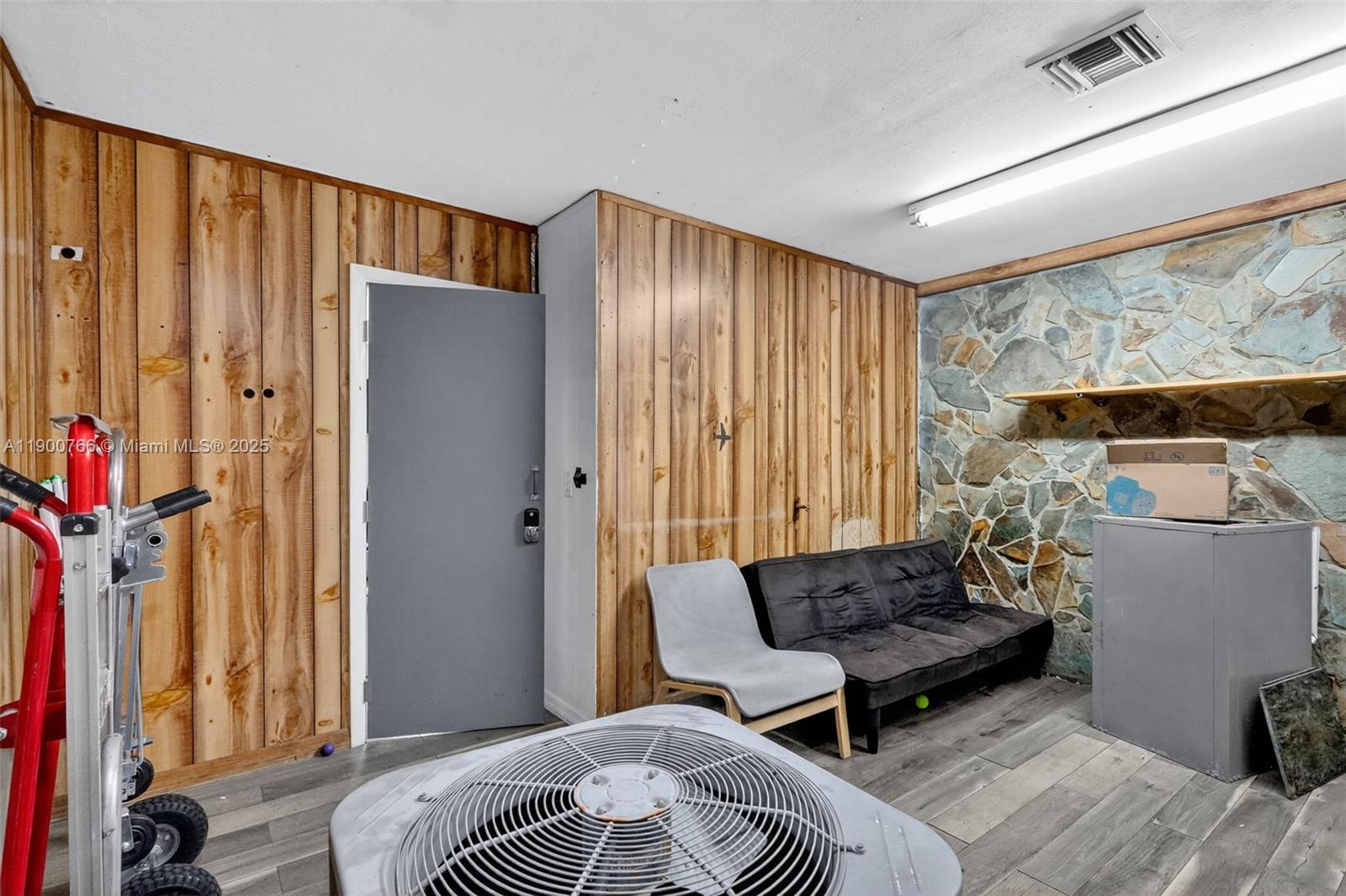 See details 115, 501, 503 / sq. ft. $ 2025-10-22 0 Photo