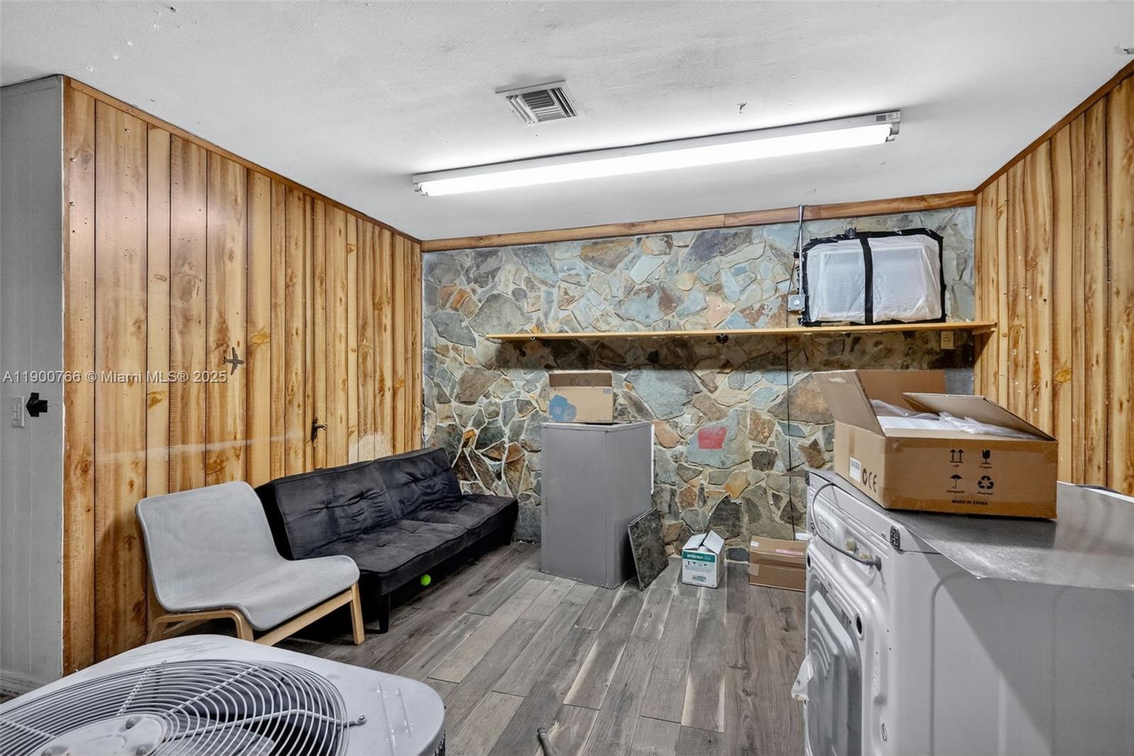 See details 115, 501, 503 / sq. ft. $ 2025-10-22 0 Photo