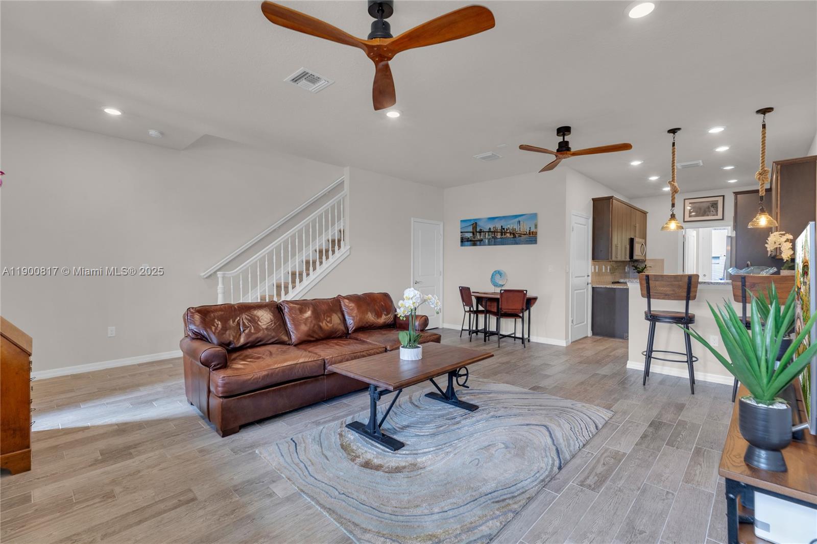 See details 4810 3 / 3 1421 sq. ft. $ 2025-10-22 0 Photo