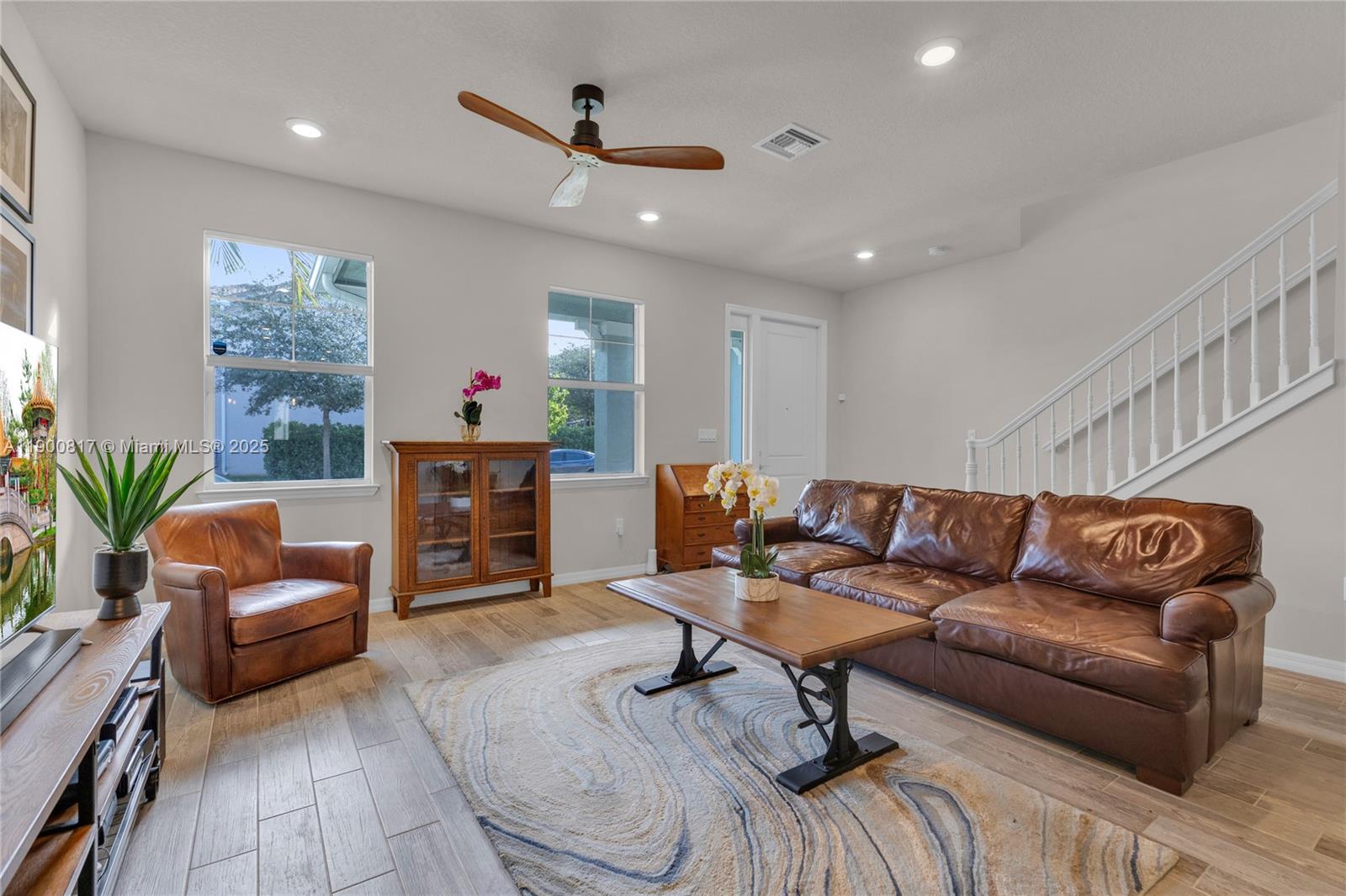 See details 4810 3 / 3 1421 sq. ft. $ 2025-10-22 0 Photo