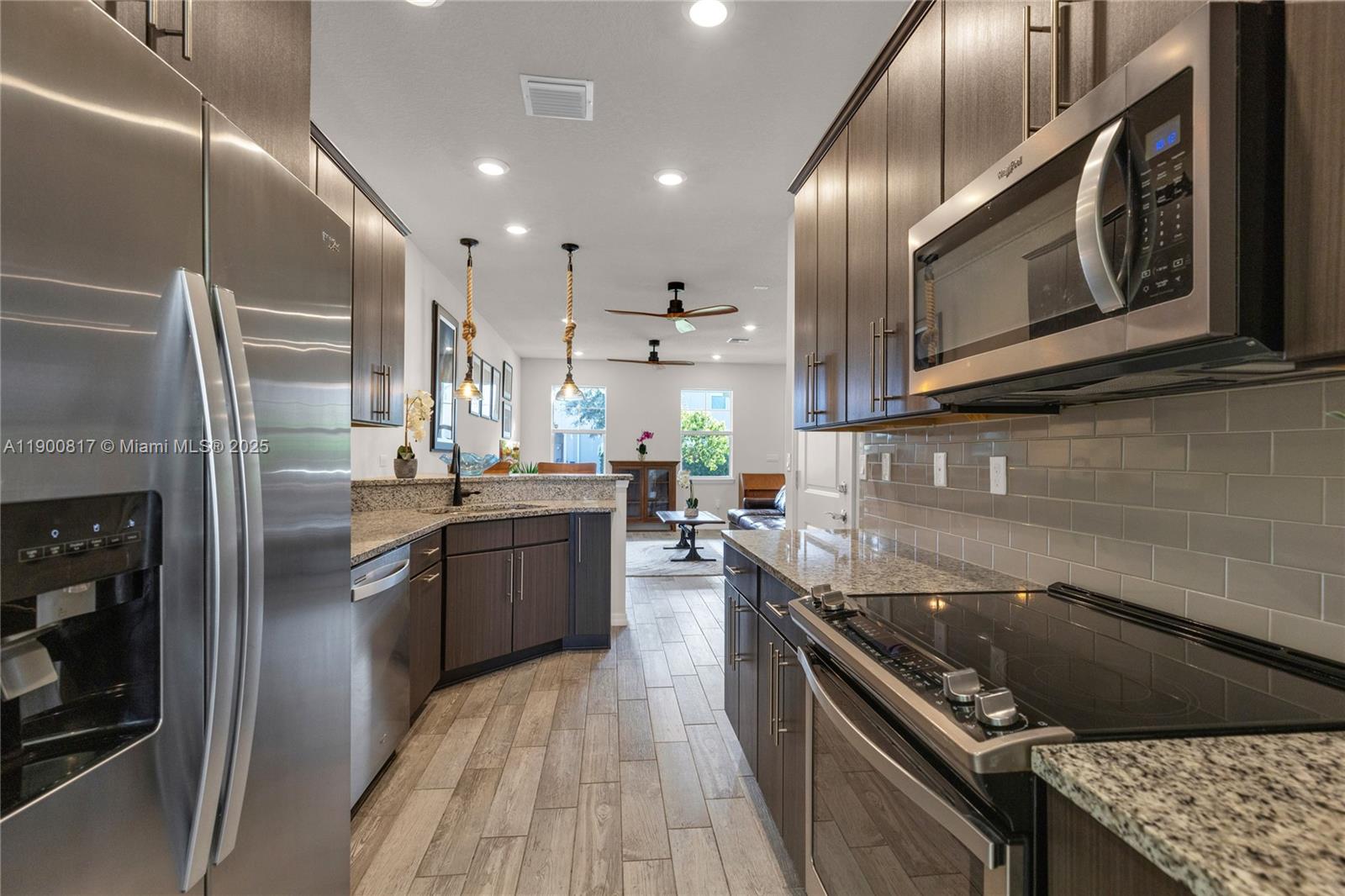 See details 4810 3 / 3 1421 sq. ft. $ 2025-10-22 0 Photo