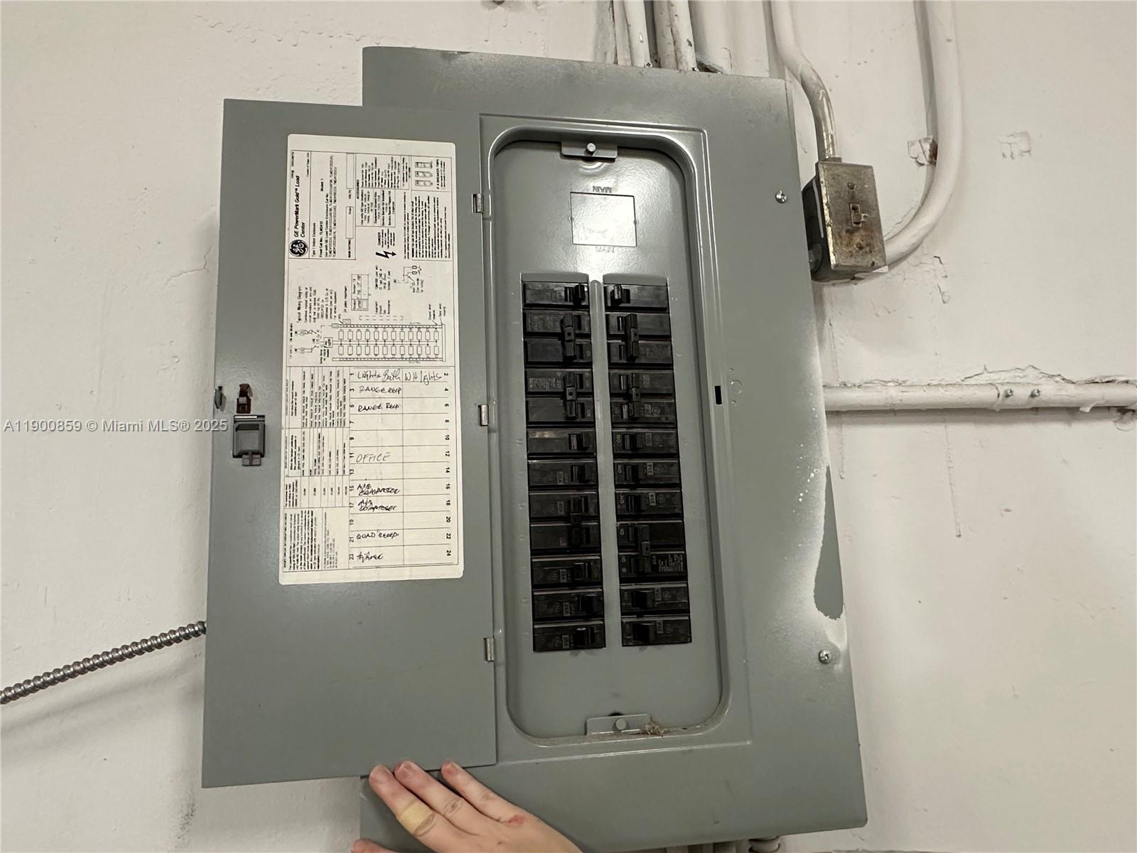   /   sq. ft. $ 2025-10-22 0 Photo