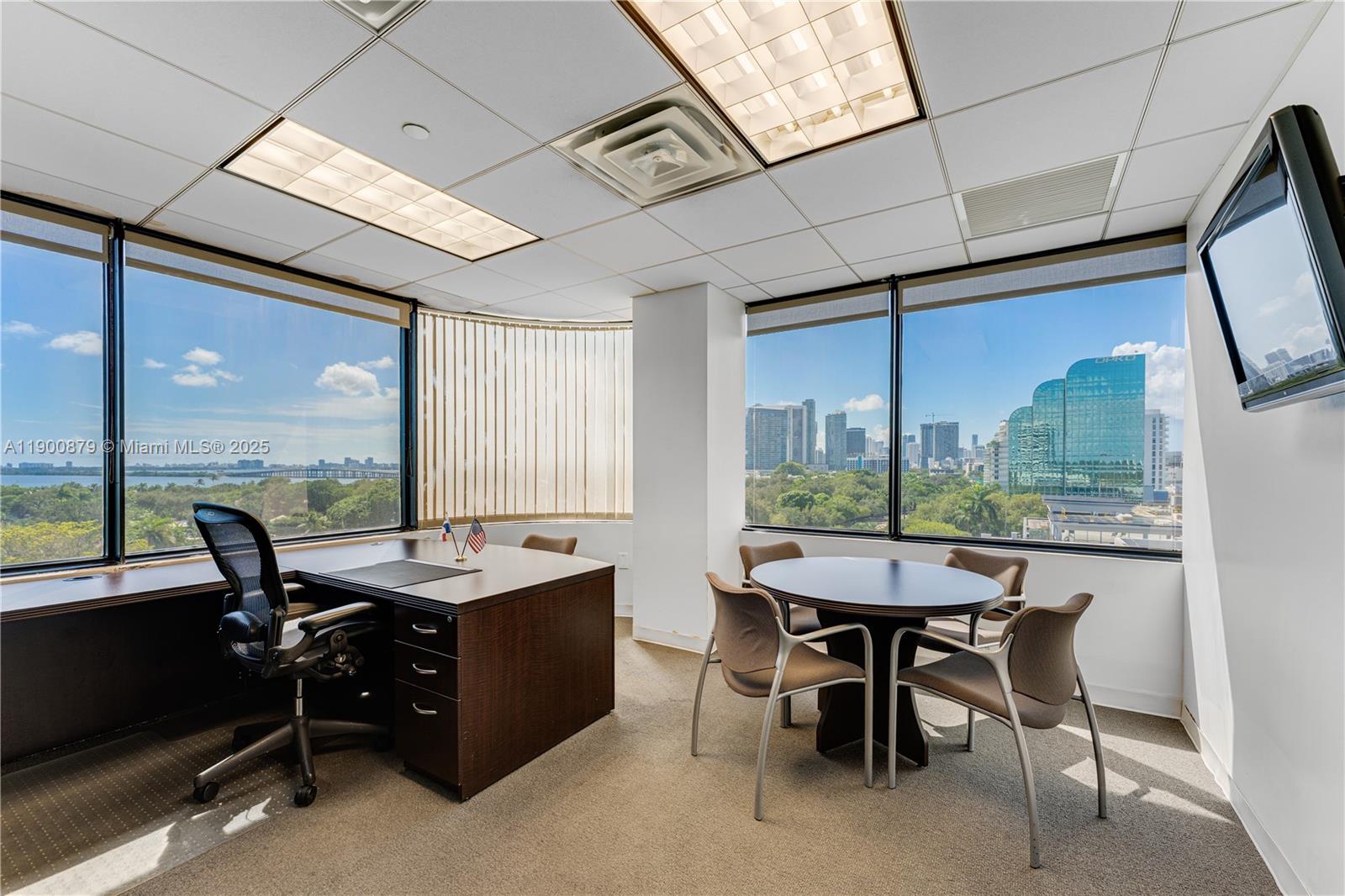 See details 800, 810, 820 / sq. ft. $ 2025-10-22 0 Photo