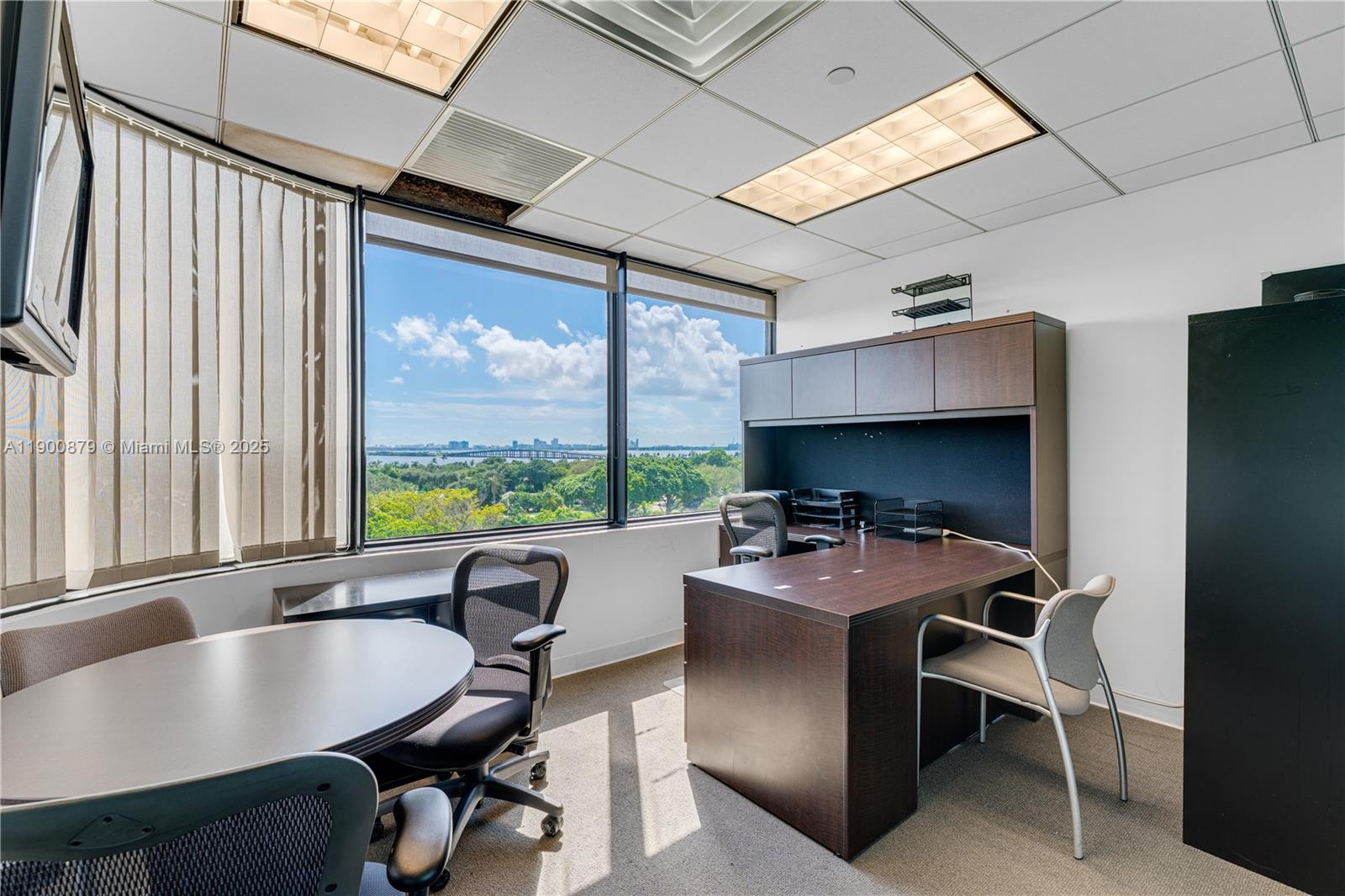 See details 800, 810, 820 / sq. ft. $ 2025-10-22 0 Photo