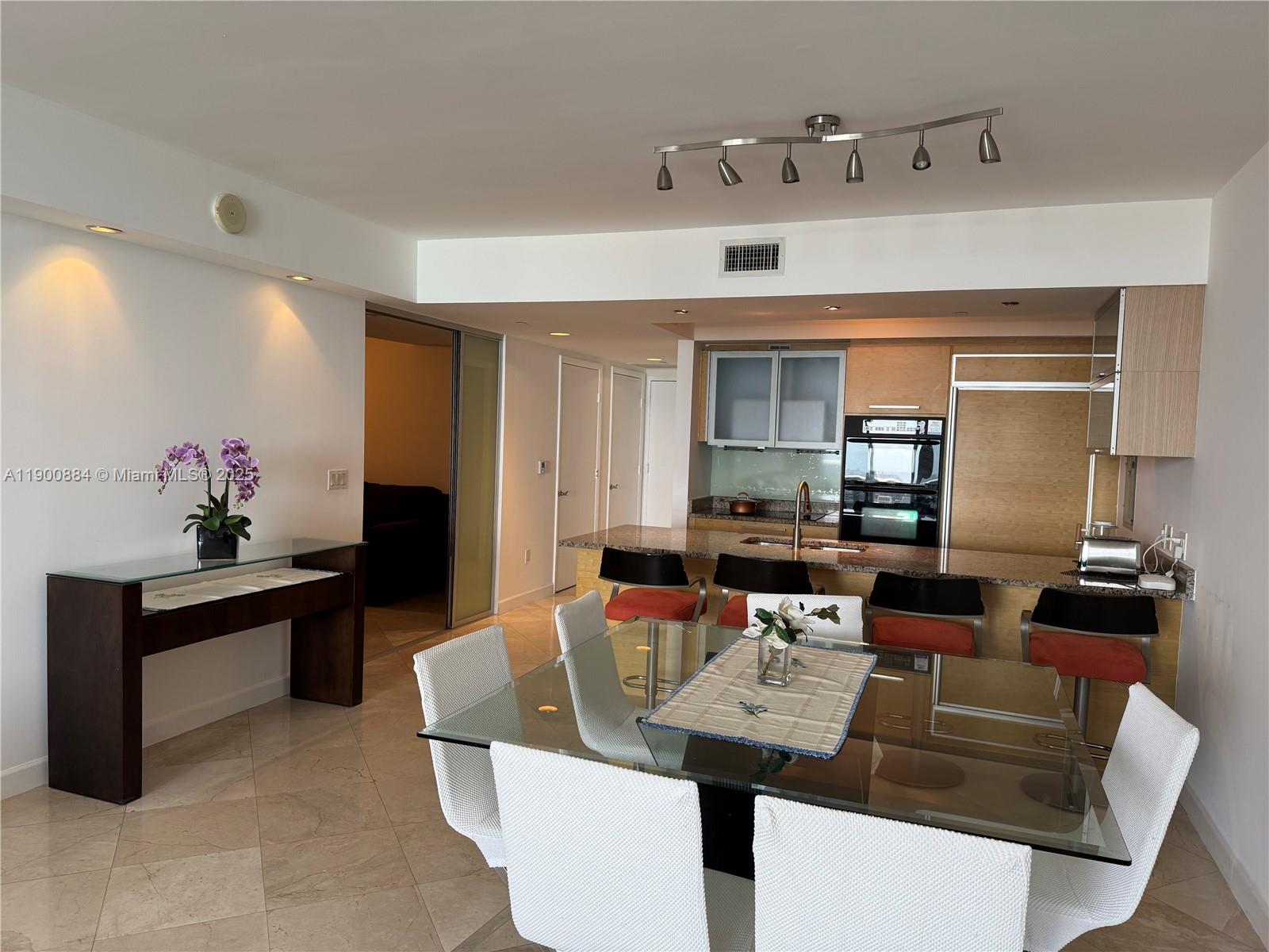 3303 3 / 3 1733 sq. ft. $ 2025-10-24 0 Photo