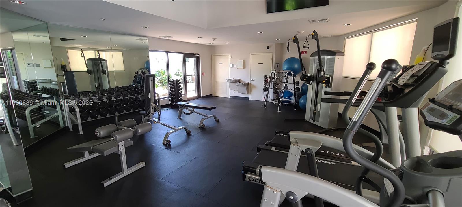 C-1  /   кв.футов $ 2025-10-22 0 Фото