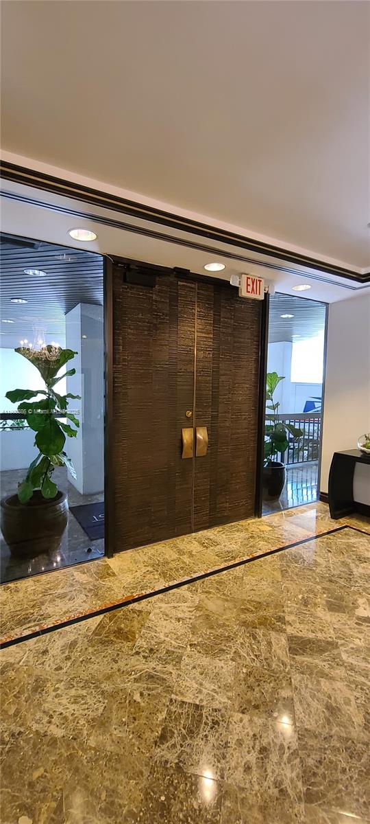 C-1  /   кв.футов $ 2025-10-22 0 Фото