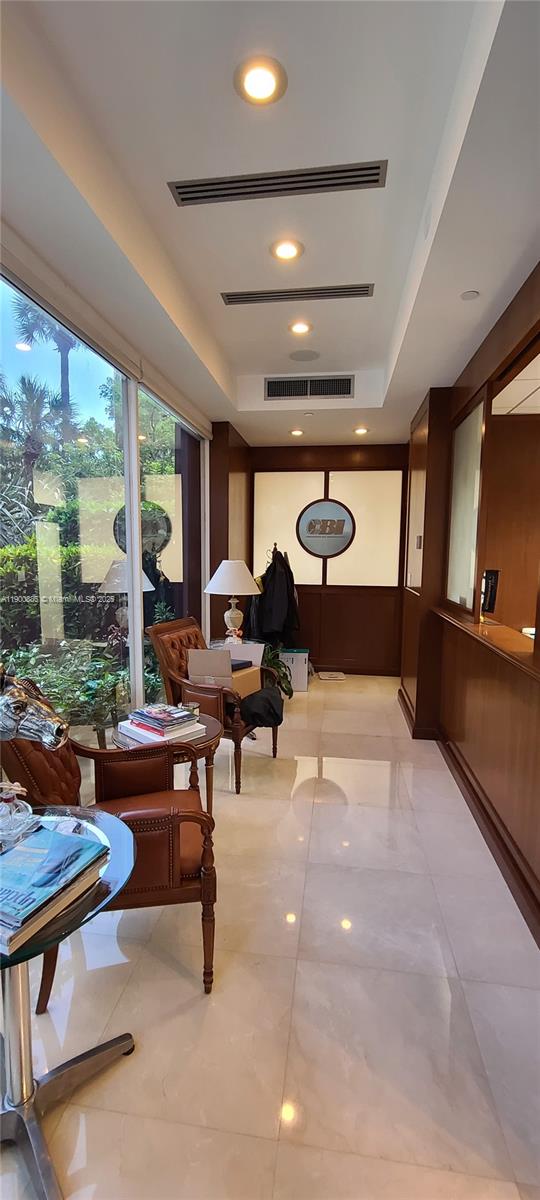 C-1  /   кв.футов $ 2025-10-22 0 Фото