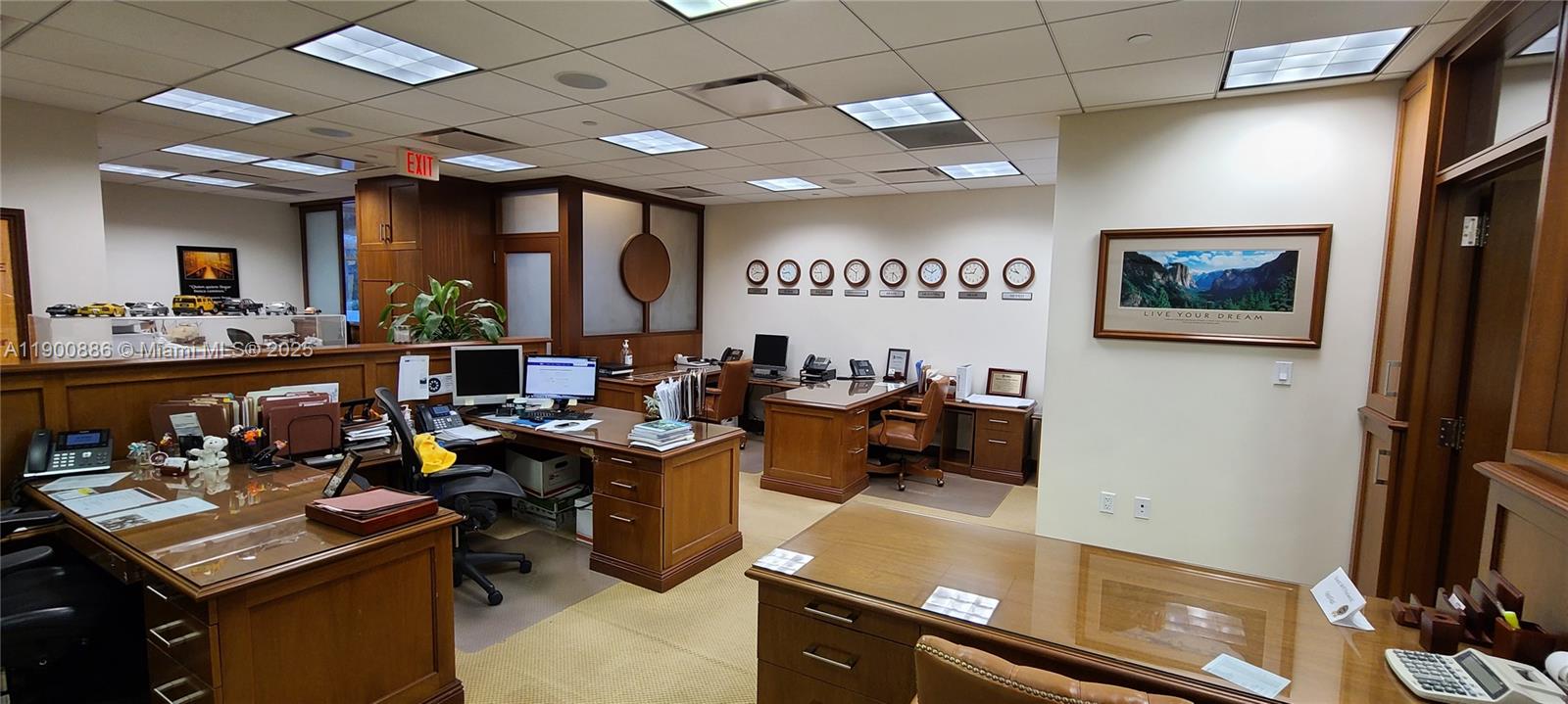 C-1  /   кв.футов $ 2025-10-22 0 Фото